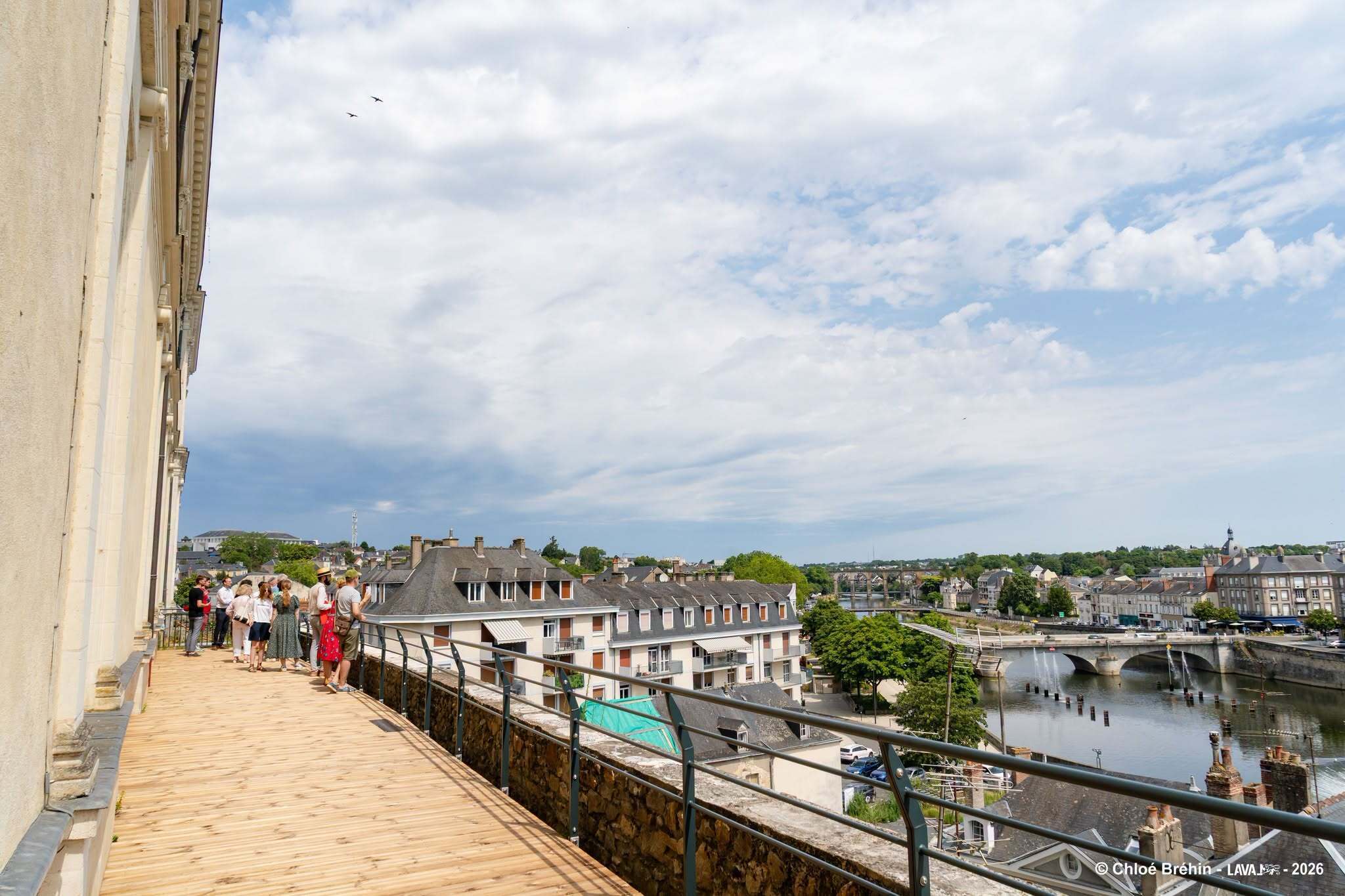LE CHATEAU-NEUF ET SA TERRASSE PANORAMIQUE