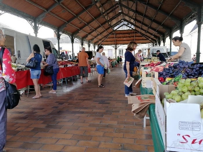 Les marchés font partie intégrante du mode de vie français, au plus près de la nature et des gens qui la côtoient. Faire son marché, c’est prendre le temps de faire ses courses différemment et se l...