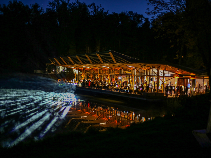 Le restaurant Les Roseaux vous invite à une soirée musicale et gourmande au cœur du Hangar Y. Un duo piano-voix animera la soirée en revisitant les classiques du jazz et de la variété internationale.