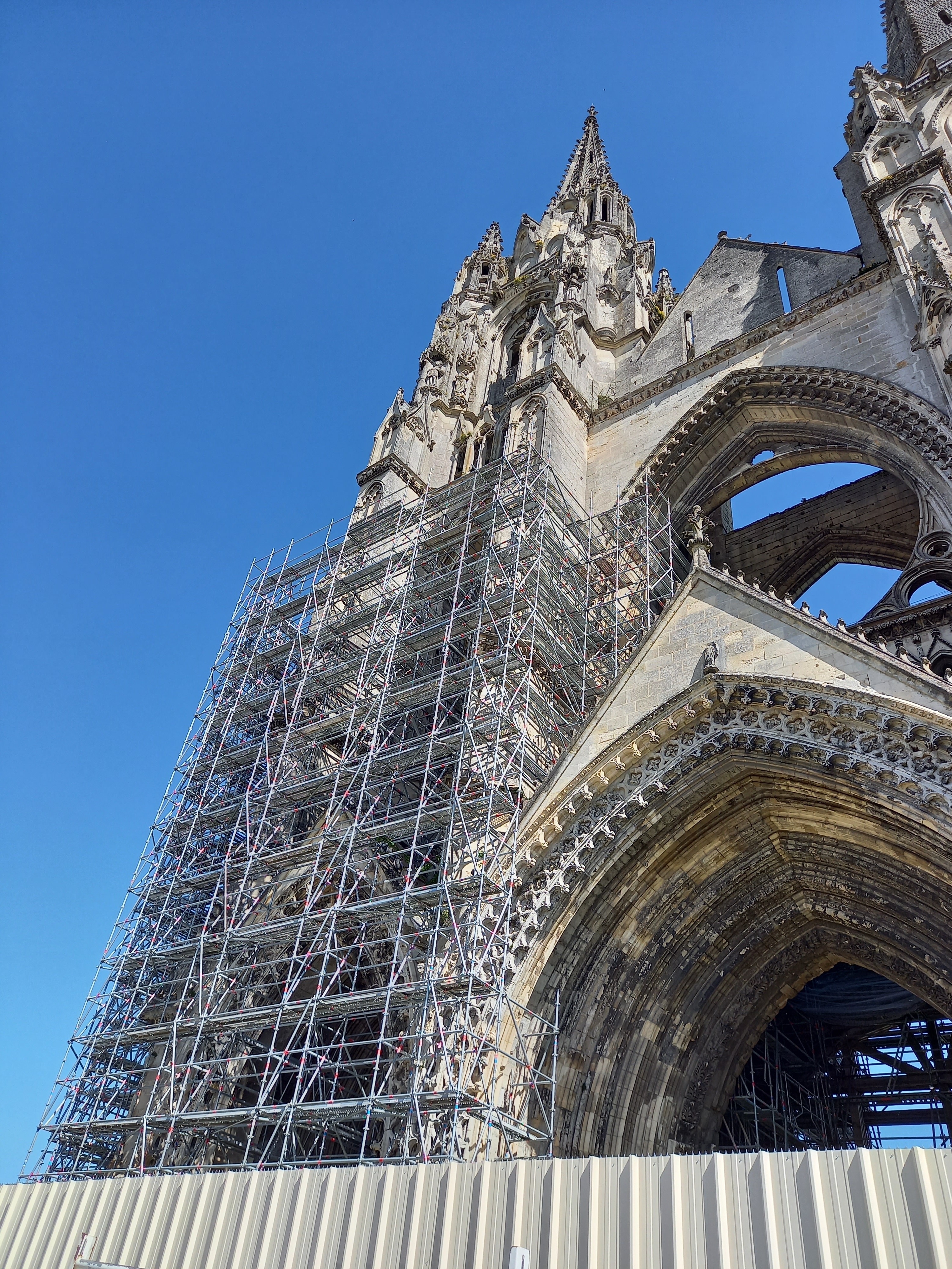 Abbaye Saint-Jean-des-Vignes : Premières montées dans la façade sur le temps du chantier