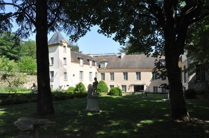 Explorez le jardin du musée et ses sculptures à travers une chasse aux trésors inédite.