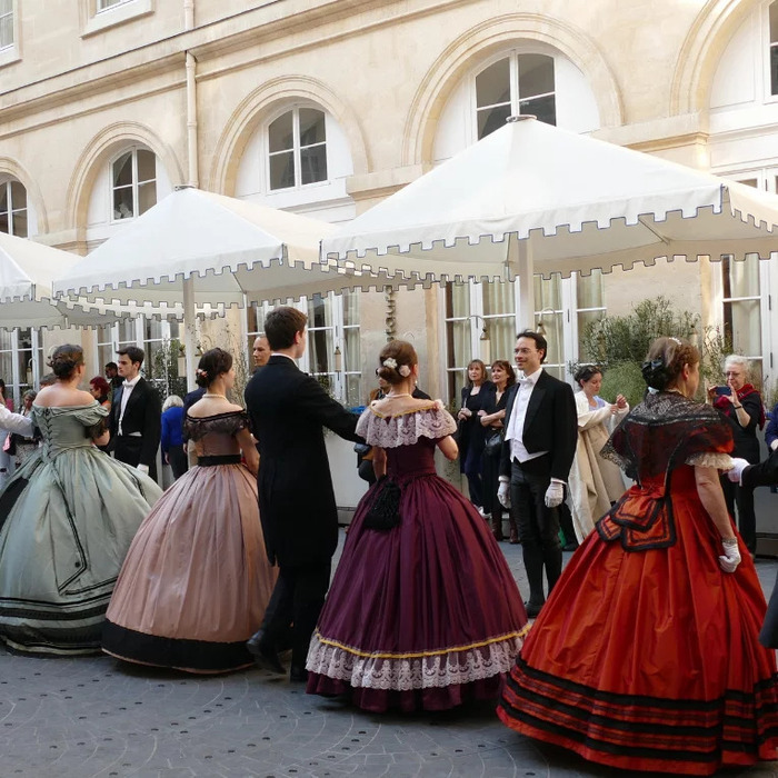 VISITEDE L'HOTEL DE LA MARINE & ASSITER AU BAL COSTUME