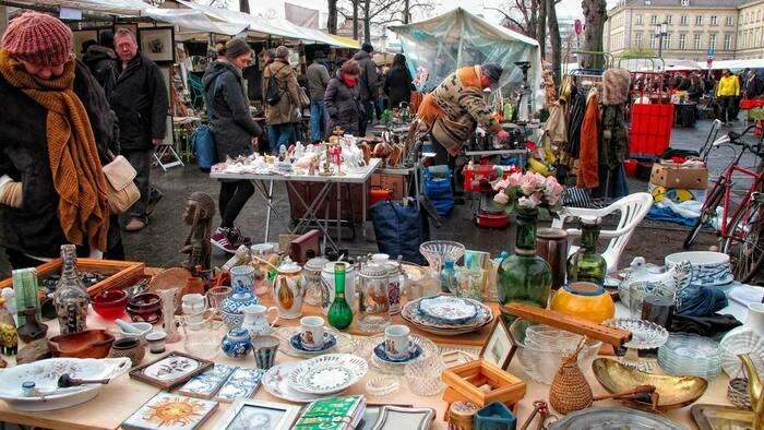 Vide-grenier en intérieur