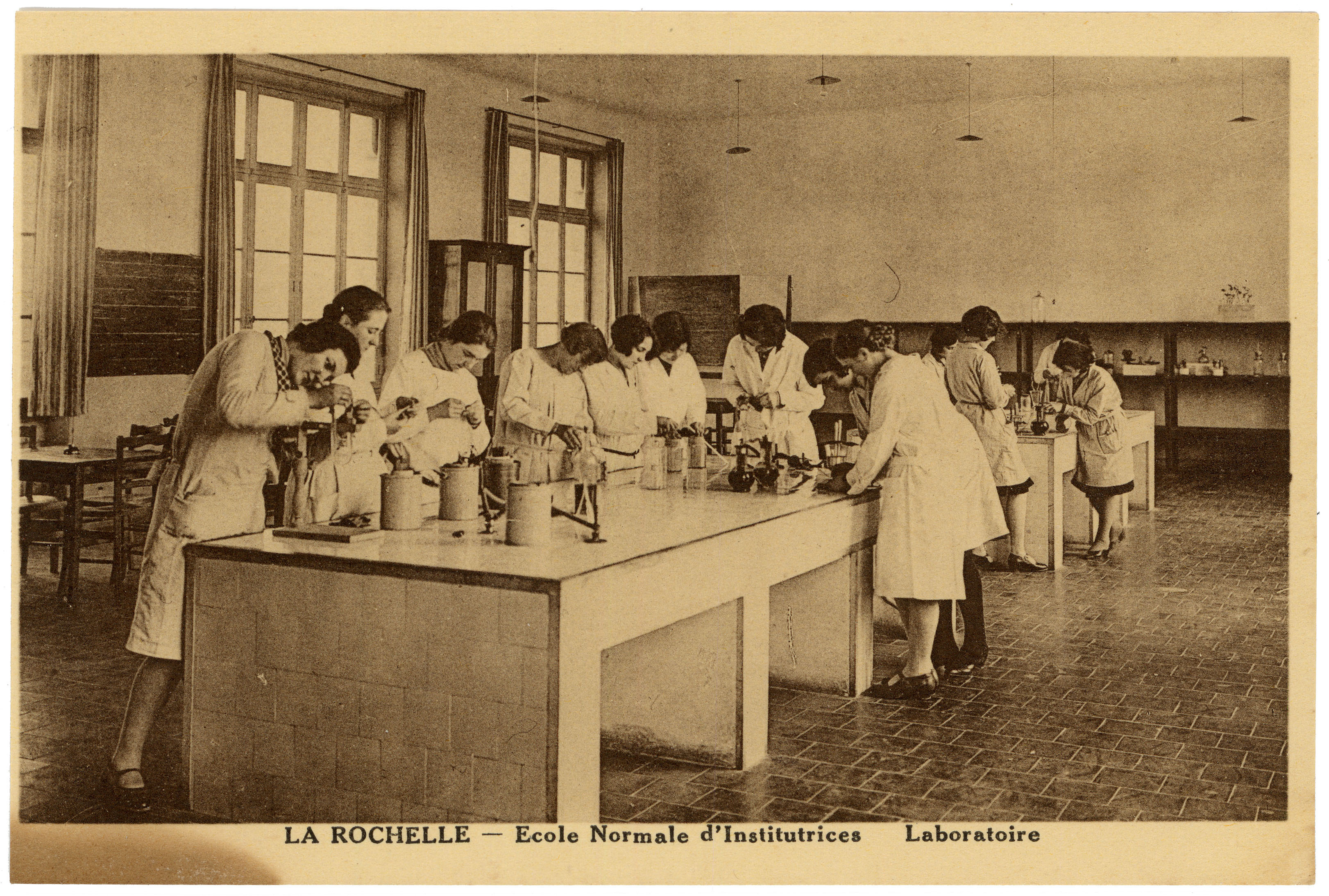 Enseigner au féminin : Histoire de l'école normale d'institutrices de La Rochelle