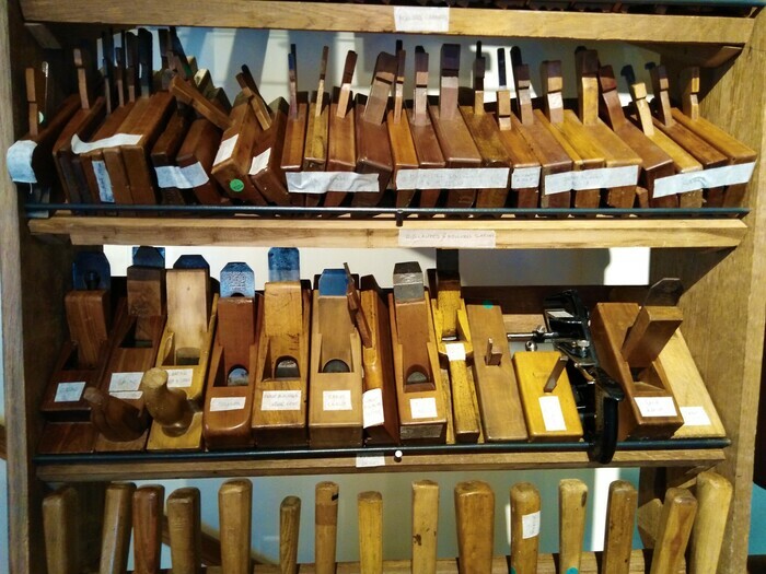 Découvrez les outils de la restauration de la cathédrale Notre-Dame de Paris ! Mis en situation, admirez la beauté d'innombrables outils employés depuis toujours par les professions traditionnelles...