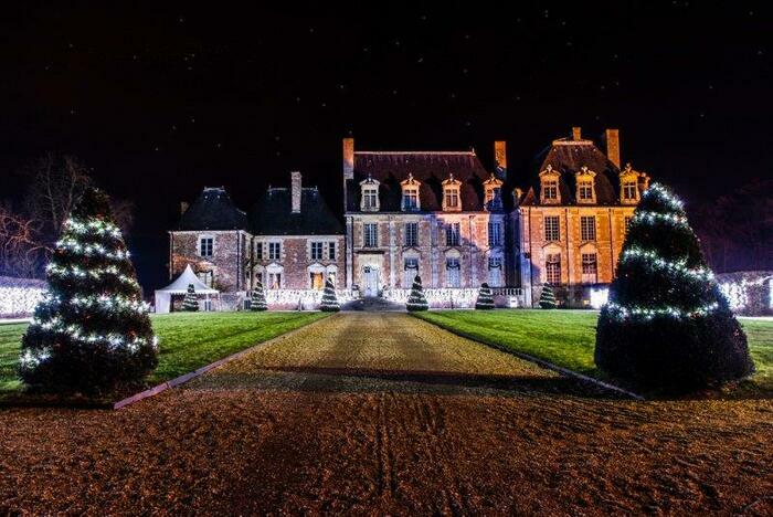 Venez fêter Noël au château ! Le château de la Ferté St Aubin redevient, le temps du mois de décembre, le Château du Père Noël. De la cave au grenier, vous plongerez dans une aventure familiale uni...