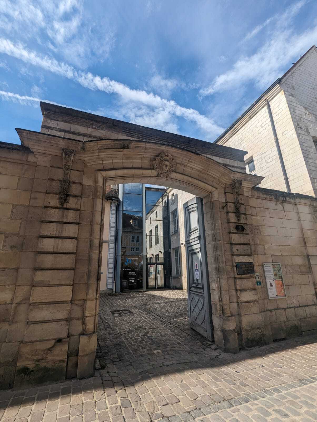 Visite commentée de la bibliothèque de l'Institut Universitaire Rachi