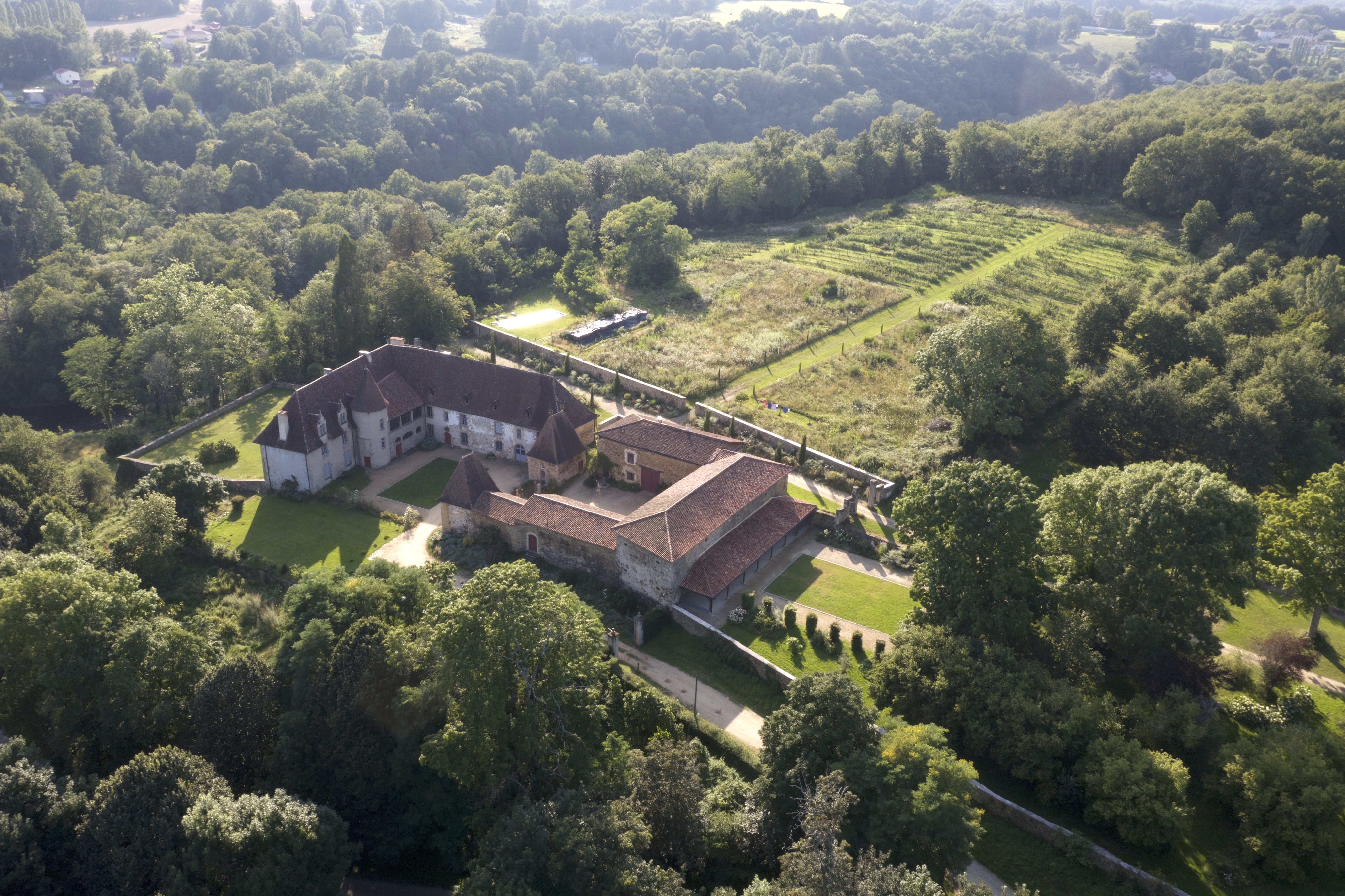 Visite commentée d'un château du XVIe siècle meublé et dégustation de framboises