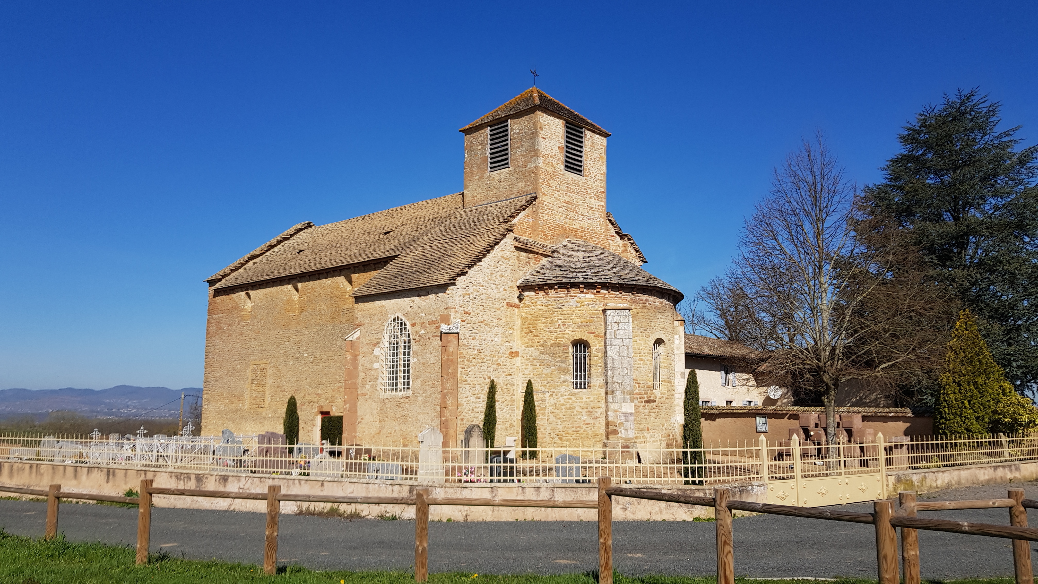 Visite guidée de l'église romane de Bey (Ain)