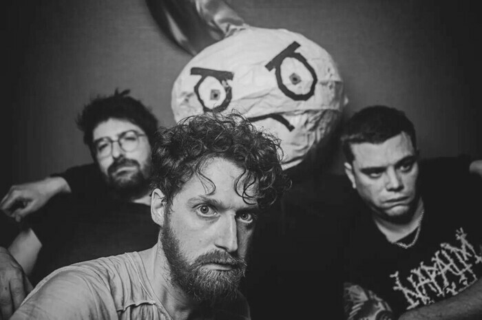 Du punk tout aussi transpirant que fédérateur, incontournable et bruyant. Une chose est sûre, ça risque chaotique à souhait. Vous êtes prêts ?