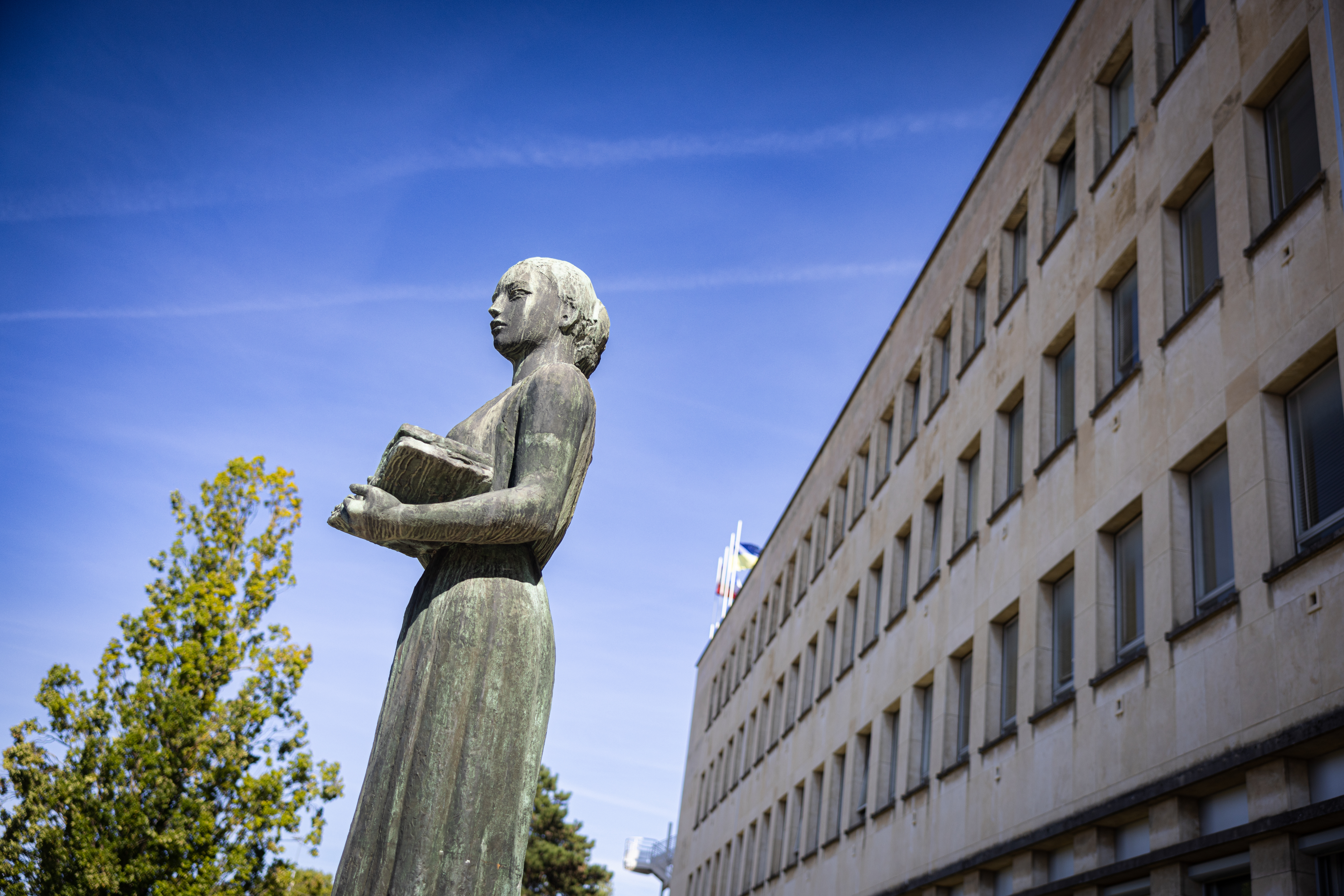 Partez en famille à la recherche des œuvres d'art du campus avec le livret « Art et science »