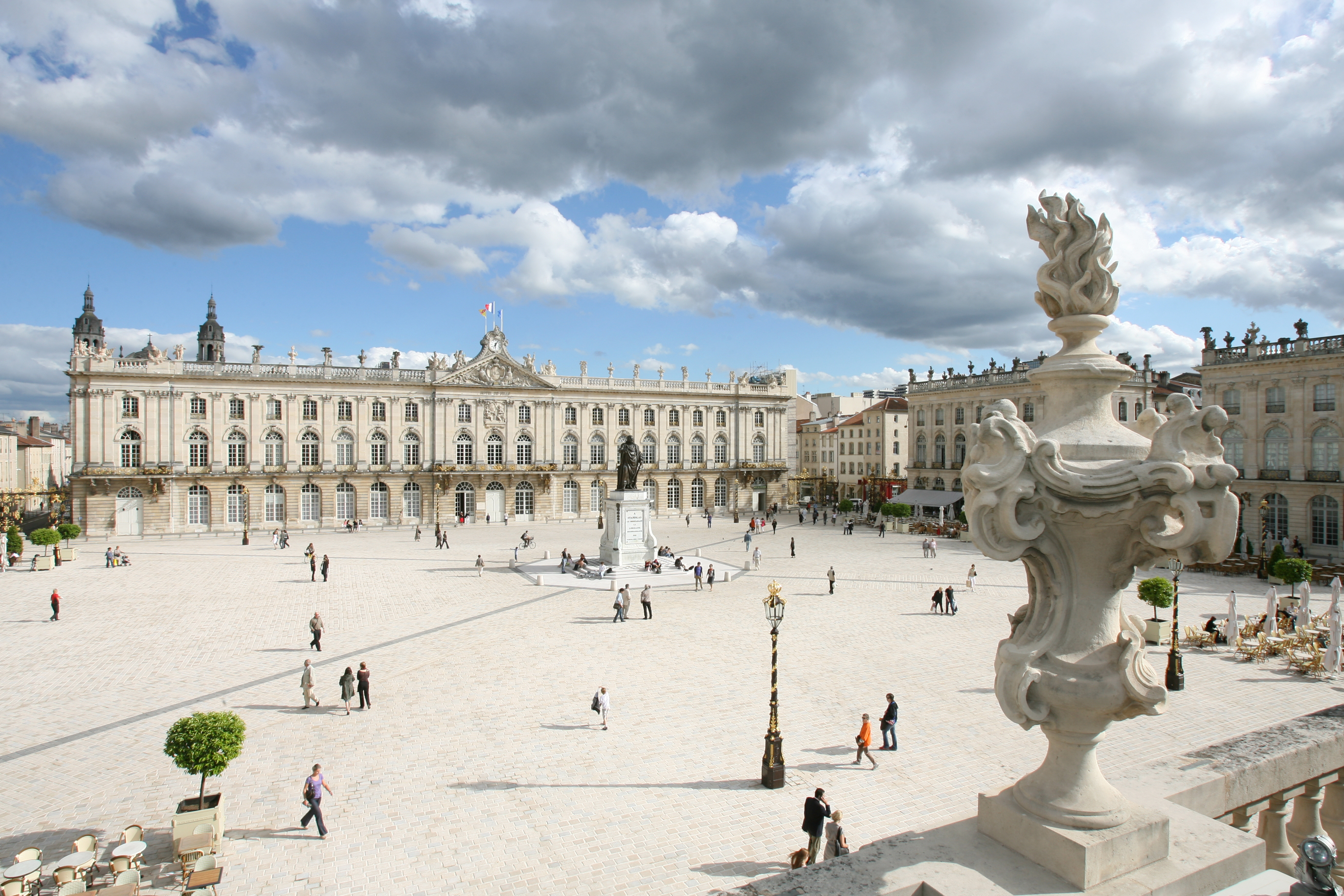 Laissez-vous guider dans un hôtel de Ville et ses espaces du XVIIIᵉ siècle