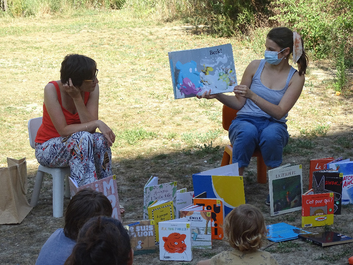 Lecture sous les arbres