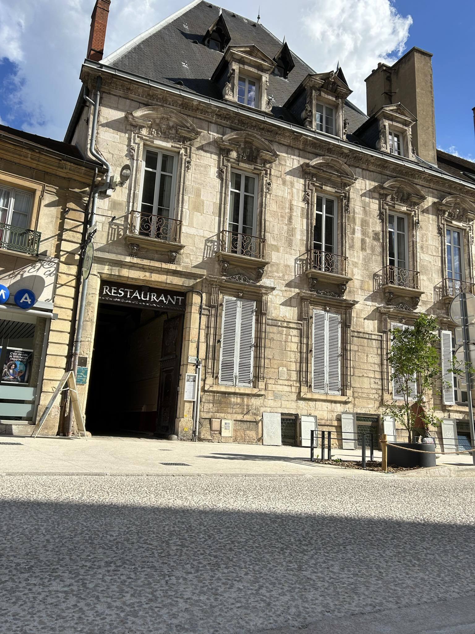 Visite libre du cellier et de la cour de l'hôtel particulier Perreney de Baleure