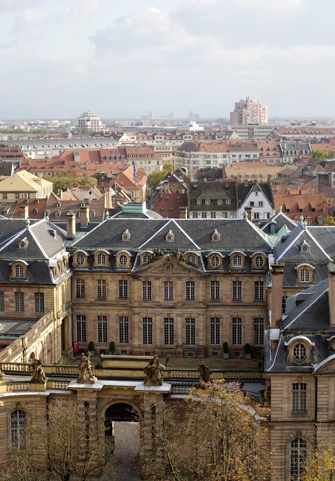 Atelier tout public dans la cour du Palais Rohan : réalisation d'un peigne fleuri