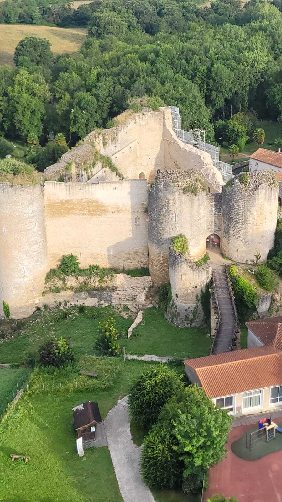 Visite libre du vieux château de Gençay