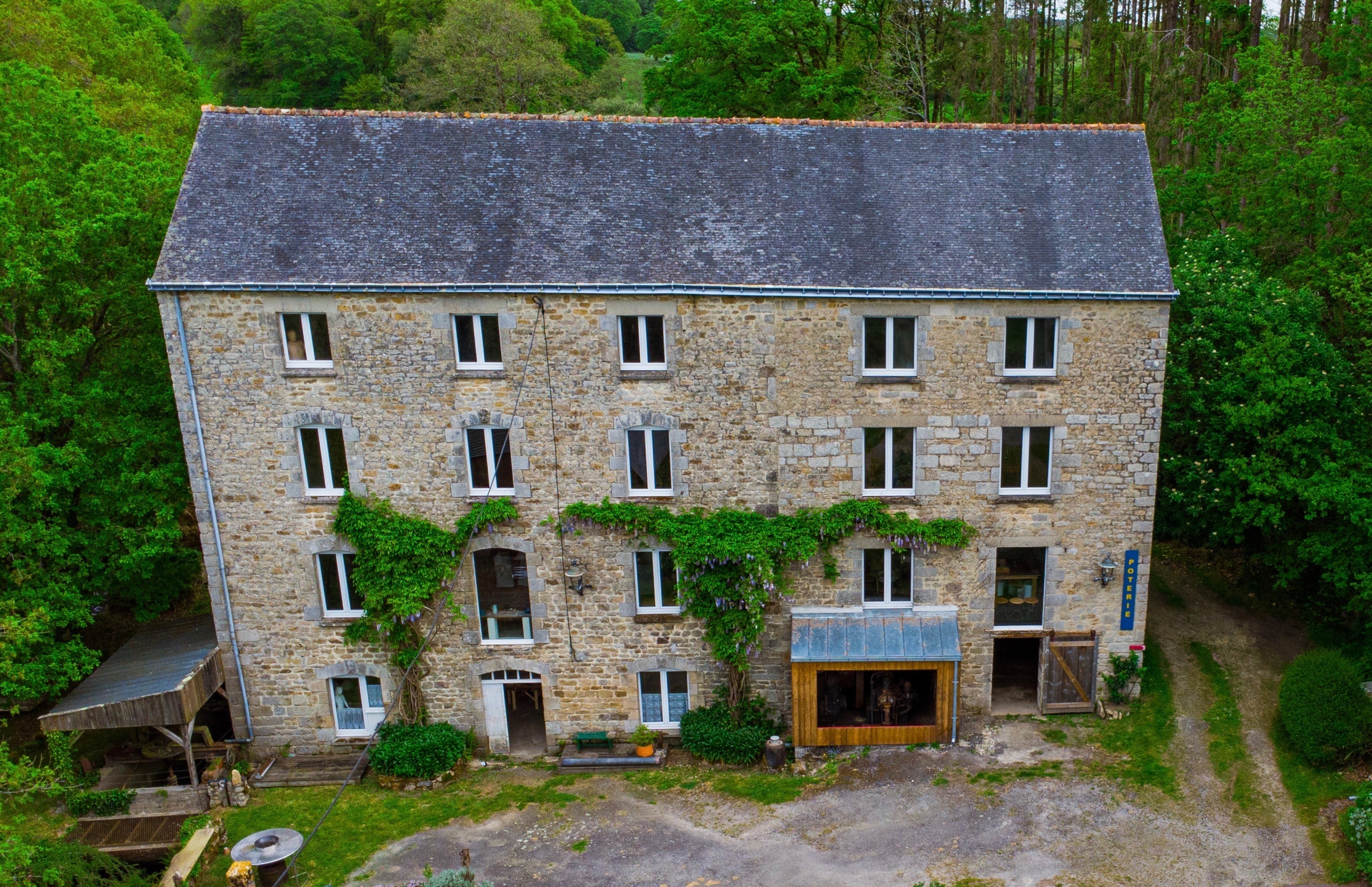 Portes Ouvertes au Moulin de Quilio, atelier de poterie et ancienne minoterie.