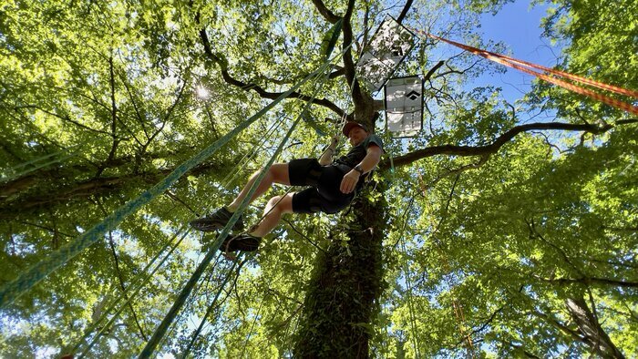 Nous proposons des stages à la journée ou sur 3 jours pour devenir des vrais grimpeurs d'arbres !  Equipé d’un équipement spécifique (corde, casque, baudrier…), vous partirez accompagné d’un guide ...