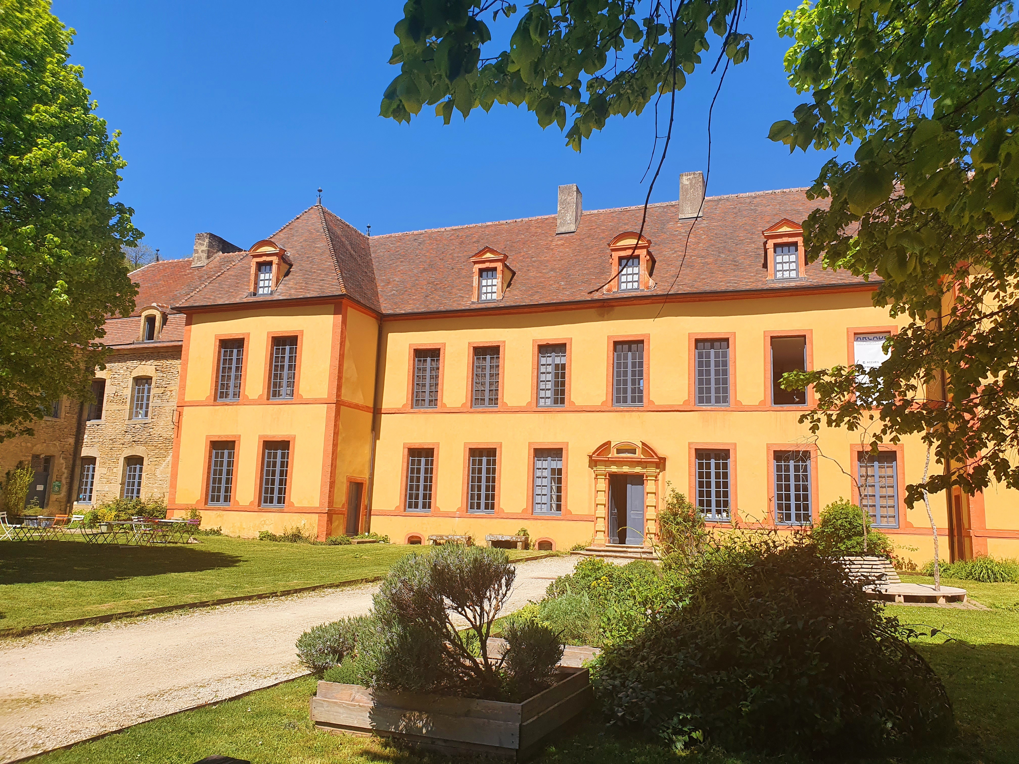 Visite des expositions et du Château de Sainte Colombe-en-Auxois - ARCADE Design à la campagne