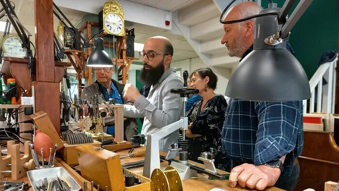 Visite guidée d'un atelier d'horlogerie spécialisé en réparation d'horloges, pendules, pendulettes et montres anciennes.