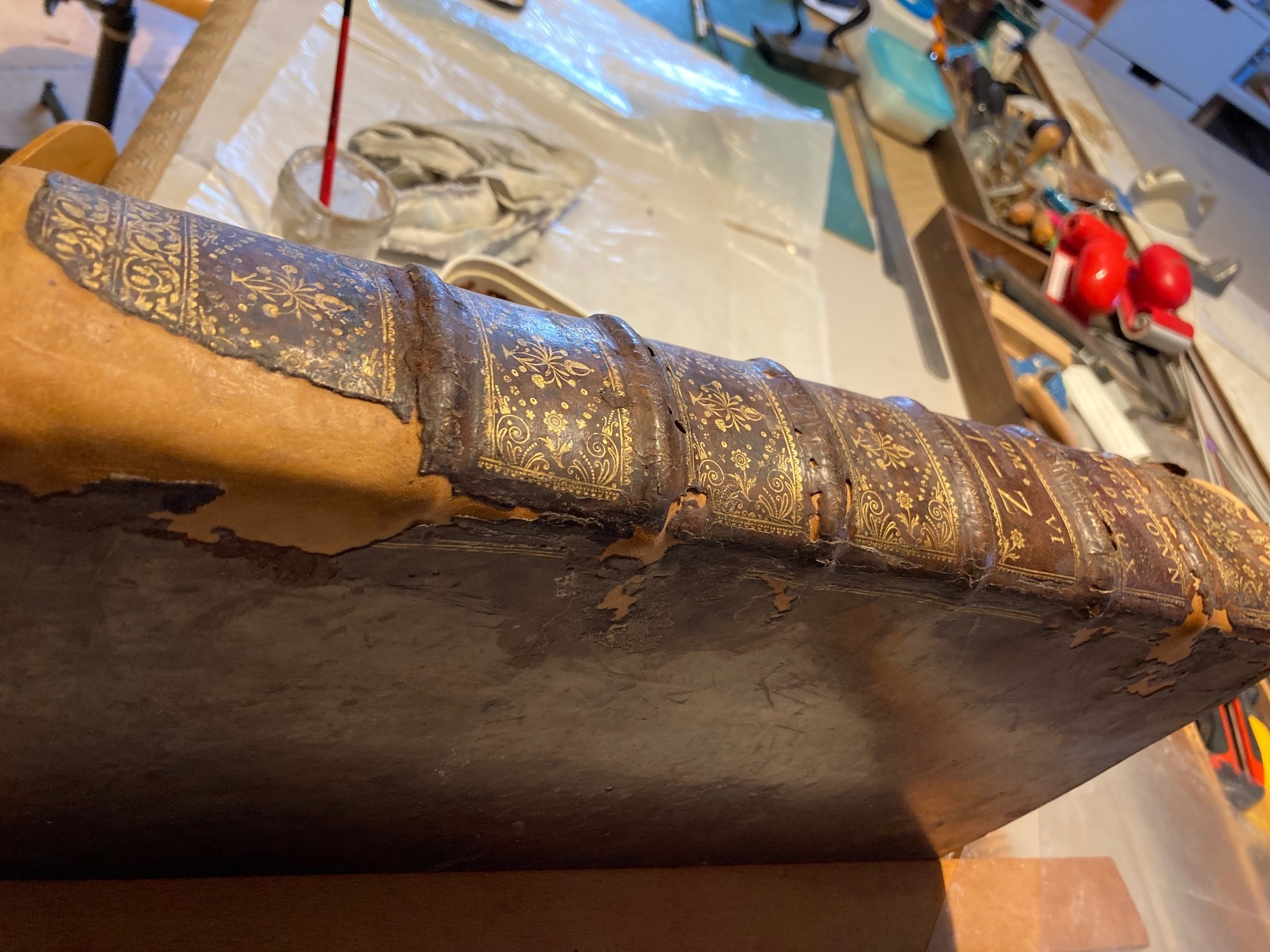 Démonstration restauration livres anciens