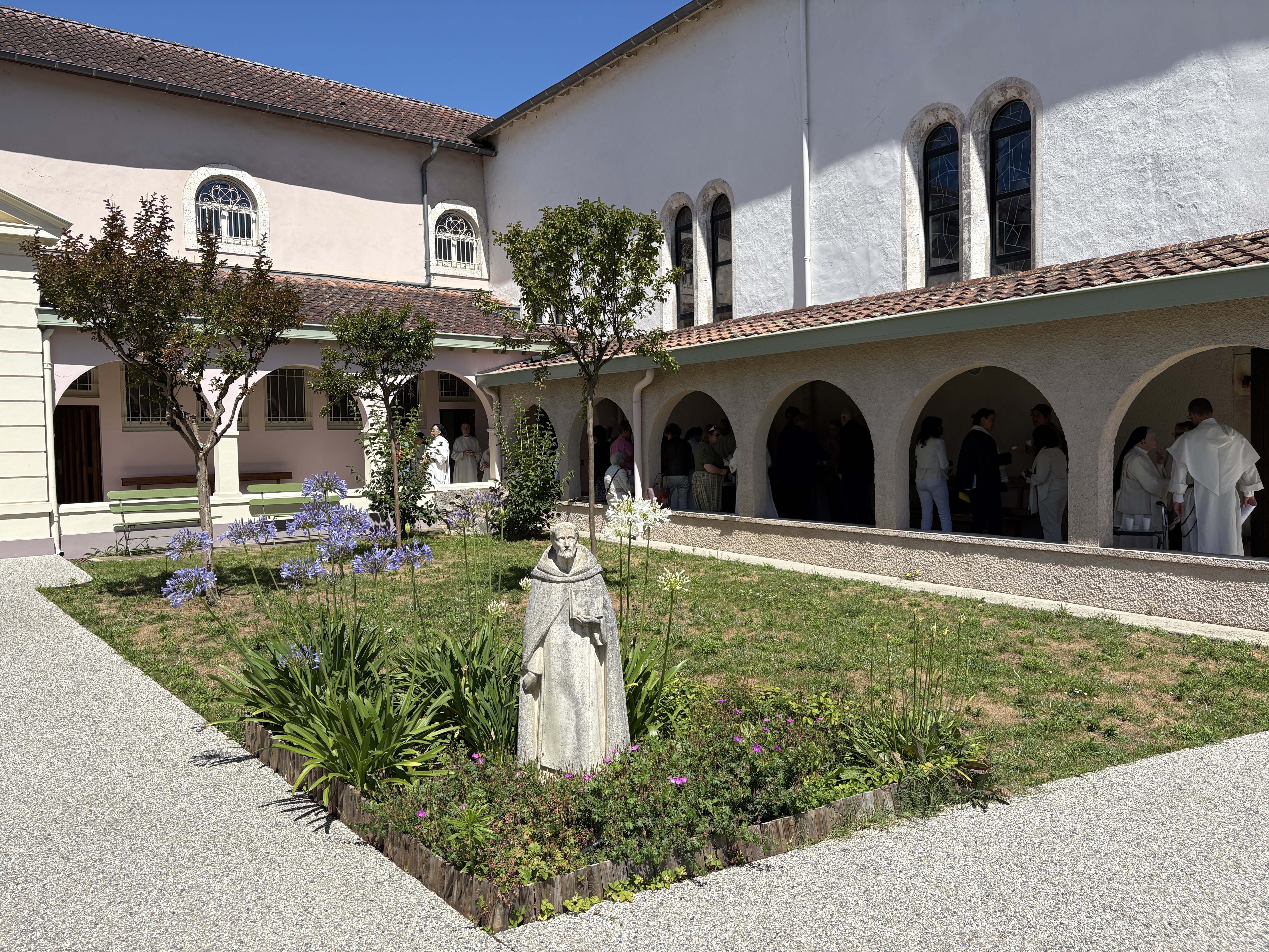 Visitez librement le cloître et découvrez les vitraux de la chapelle du monastère Saint-Dominique