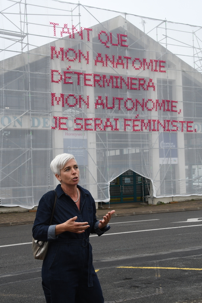 À la suite de sa résidence artistique en juin 2024, découvrez la dernière production de Katharina Cibulka sur la façade du Frac