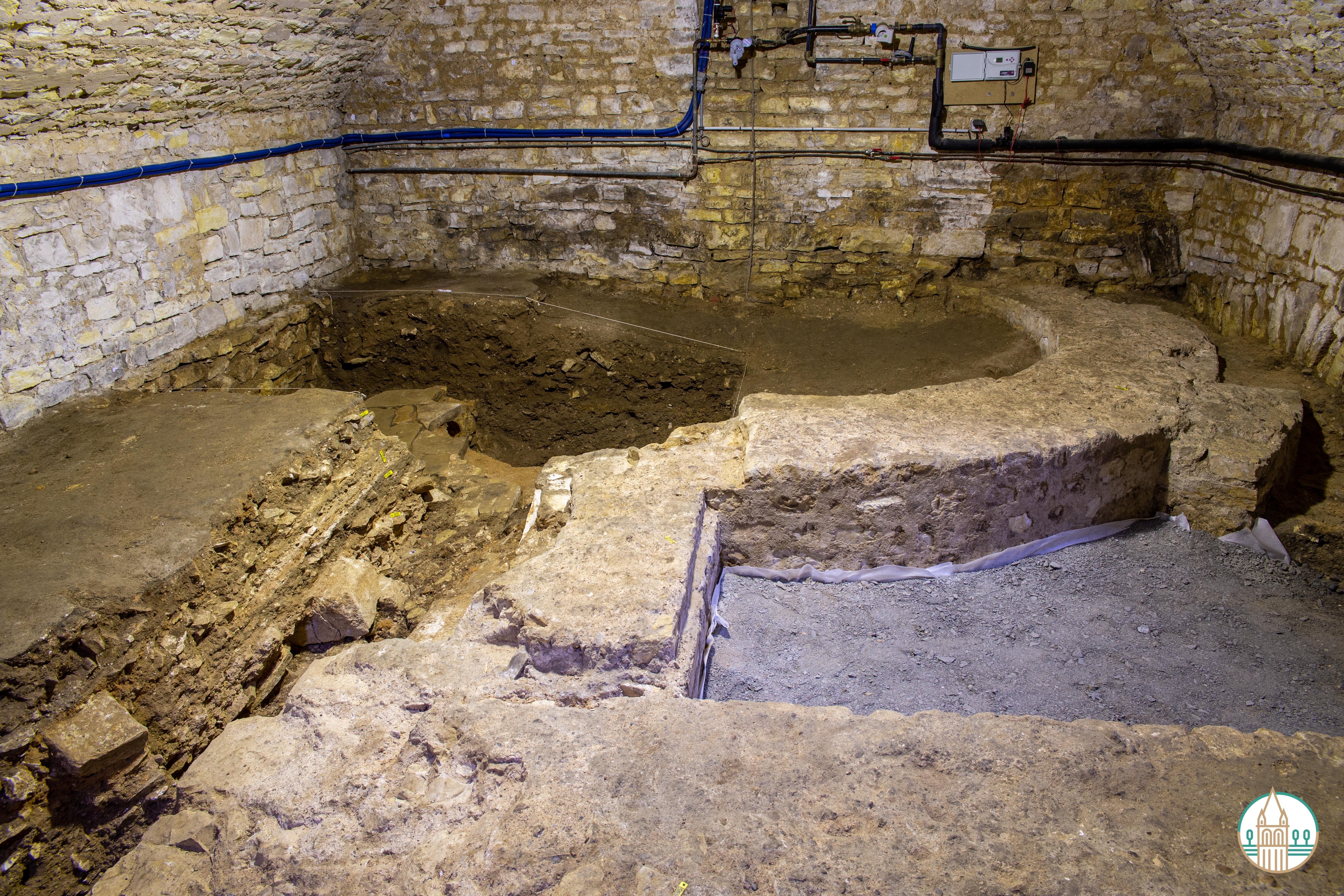La salle de l'absidiole et la crypte de l'église abbatiale