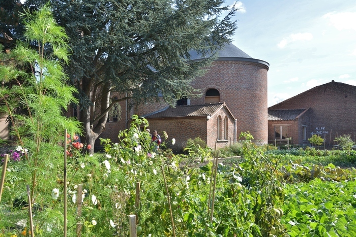 Le Jardin d'Epinoy se trouve à l'arrière de l'église saint Druon. Il est cultivé par des habitants du secteur. Un écrin de calme, de verdure et de volupté insoupçonnable à découvrir absolument !