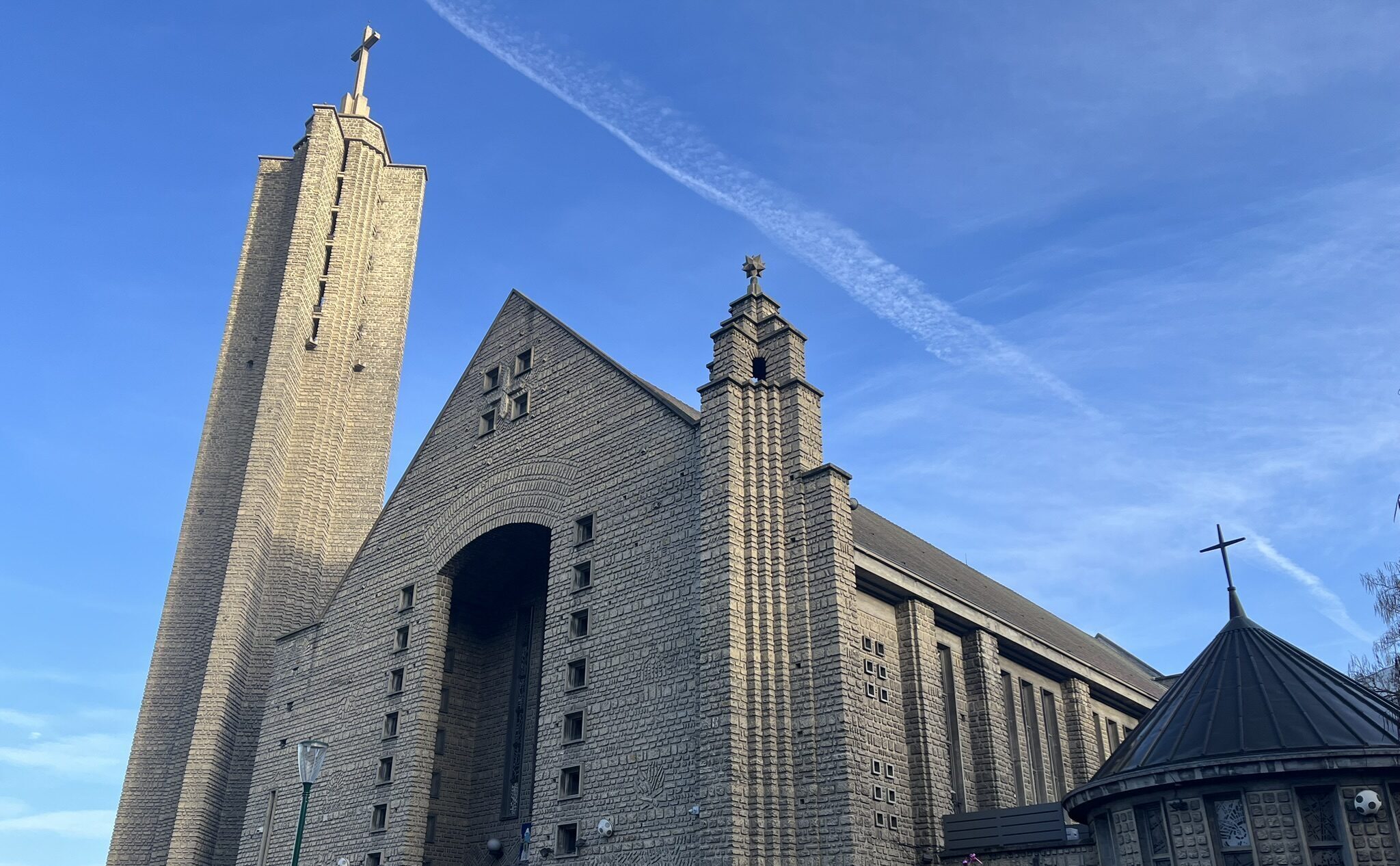 Visite guidée du Sanctuaire de Notre Dame de Fatima - Église votive de la Libération de Paris