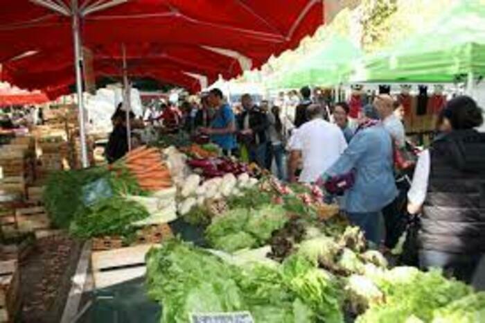 Marché aux primeurs et producteurs locaux