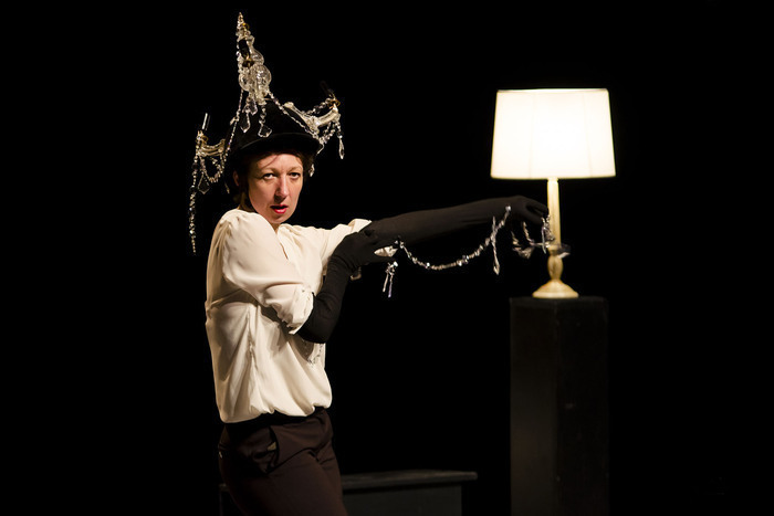 Narratrice, personnage de la pièce, mobilier de la bibliothèque, neurone dans le crâne de Tartuffe ou metteur en scène hollywoodien, la comédienne interroge la pièce en jouant tous les rôles.