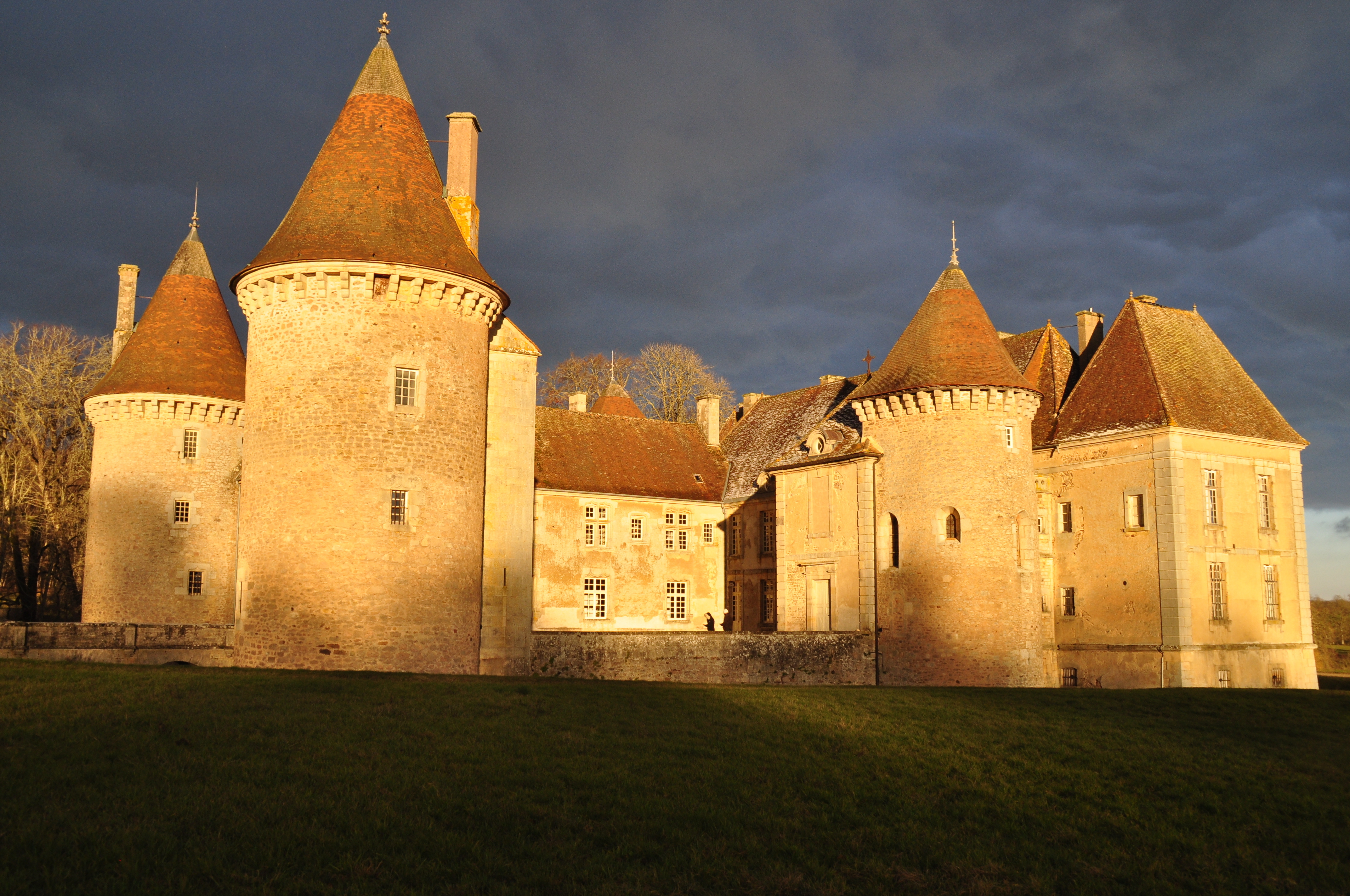 Visite guidée du château d'Epiry en pleine restauration: après la façade Renaissance, la façade XVIIIᵉ dans la cour