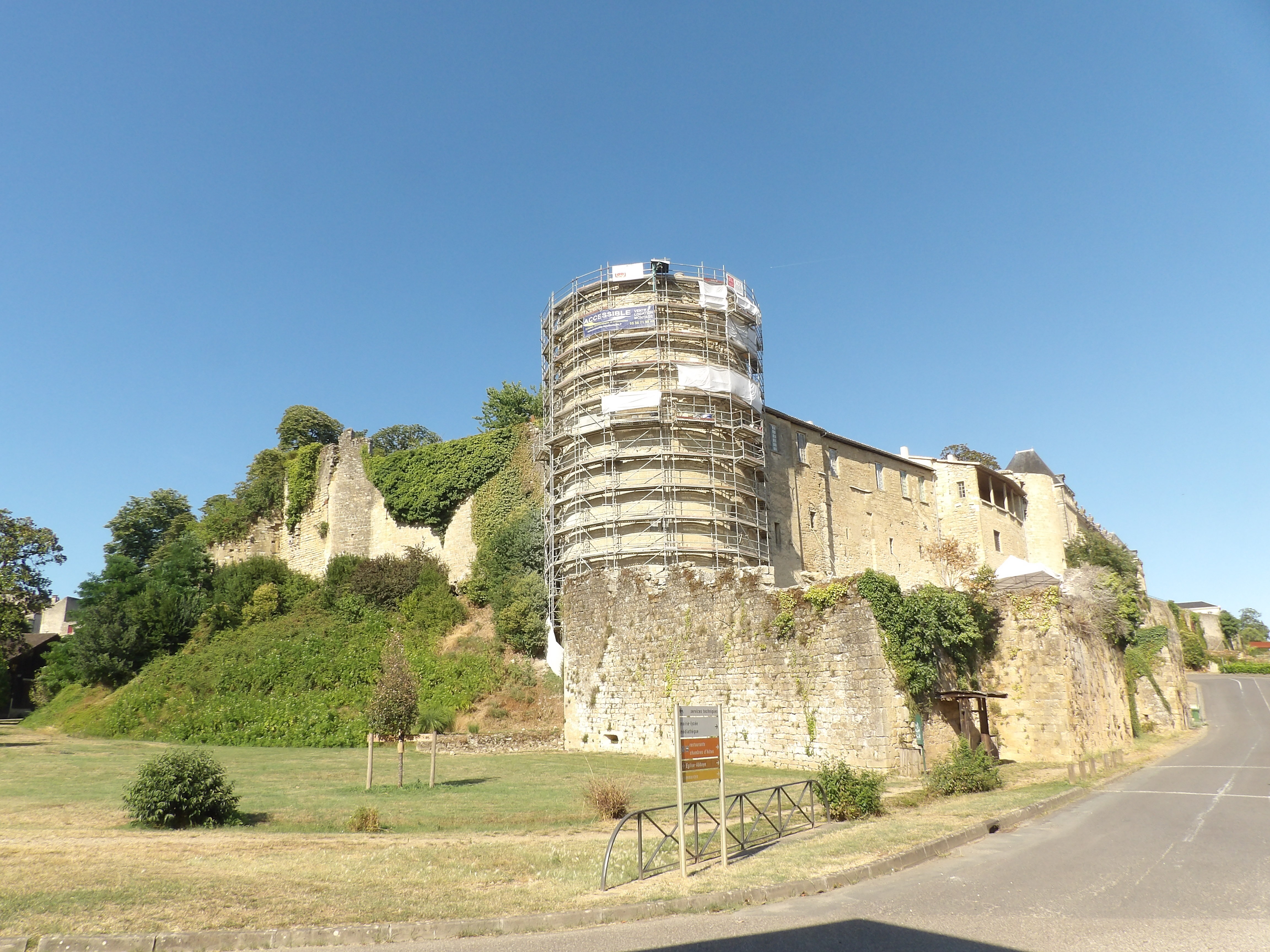 Visite guidée avec intermède joué du château des Quat'Sos à La Réole