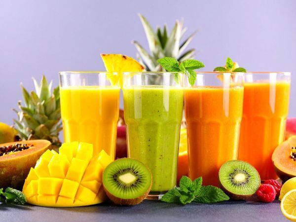 BROCHETTES DE FRUITS ET SMOOTHIES