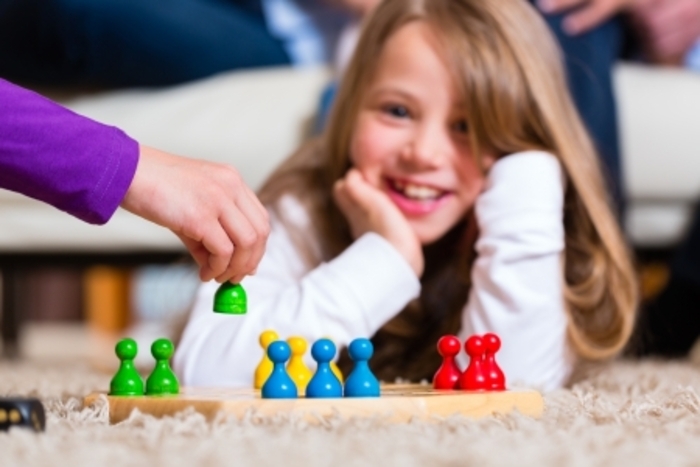 Une soirée entièrement dédiée aux jeux de société famille, un moment convivial à partager en famille