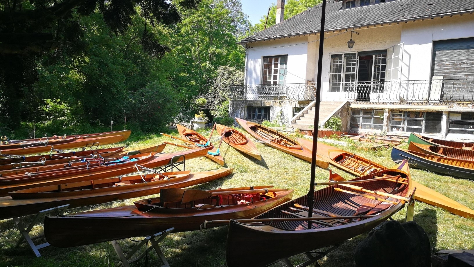 Présentation d'une collection de bateaux historiques de la Marne, des techniques de restauration, de l'histoire du canotage