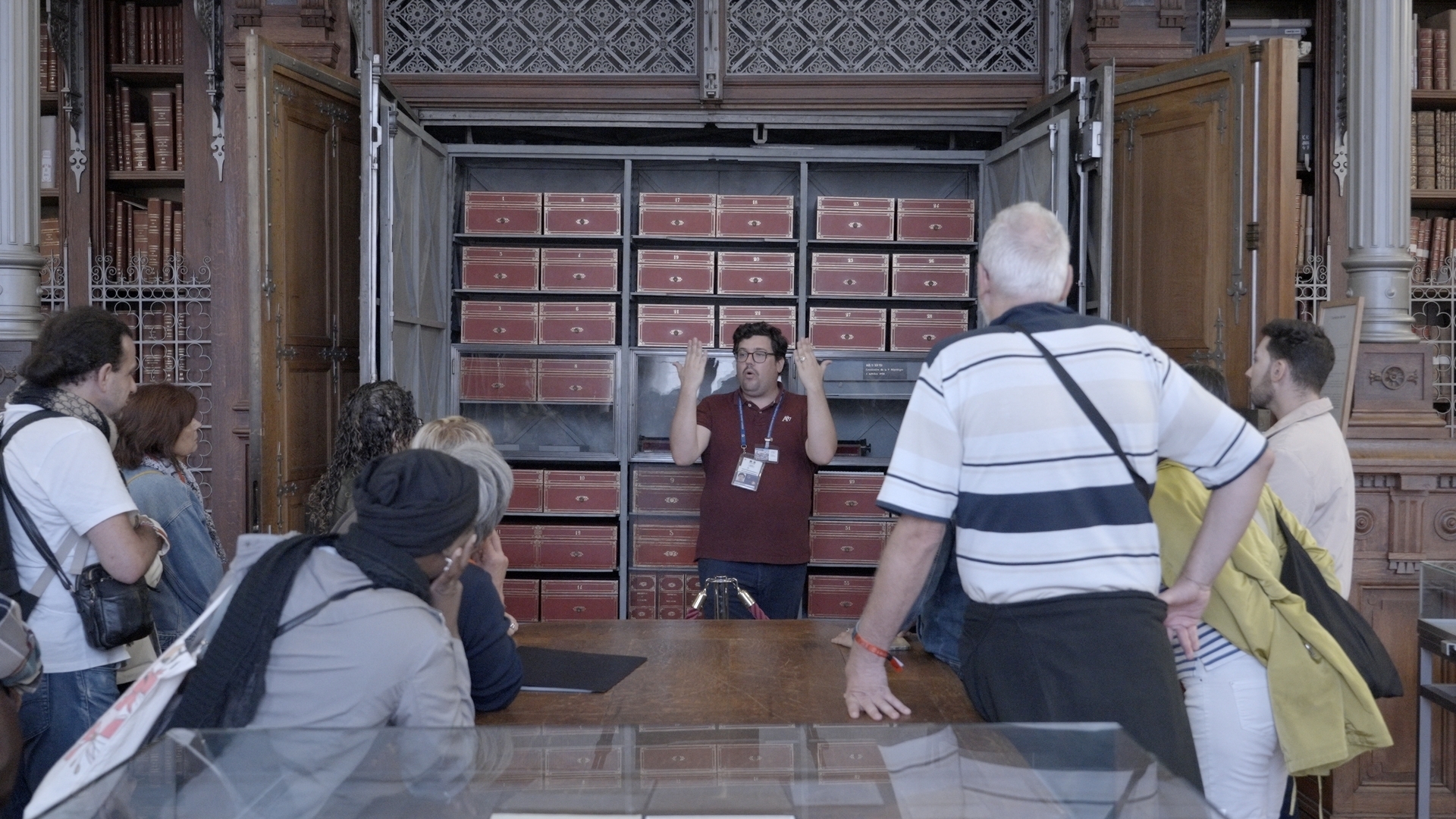 Visite guidée des Grands Dépôts des Archives nationales en langue des signes française pour le public sourd et mal-entendant