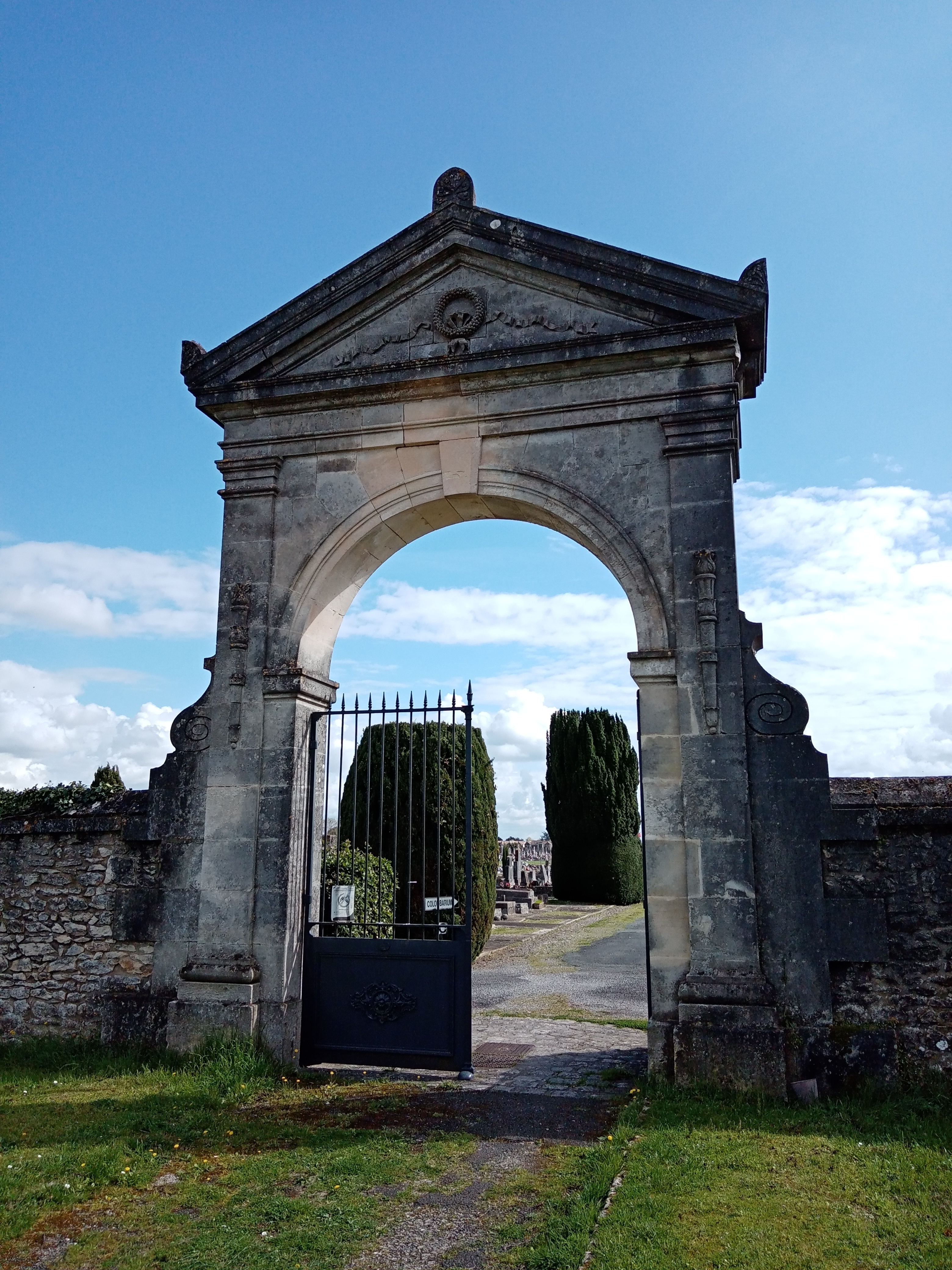 Rencontre et visite guidée autour de l'art funéraire local, tombeaux remarquables et insolites au cimetière du Breuil : un patrimoine en péril ?