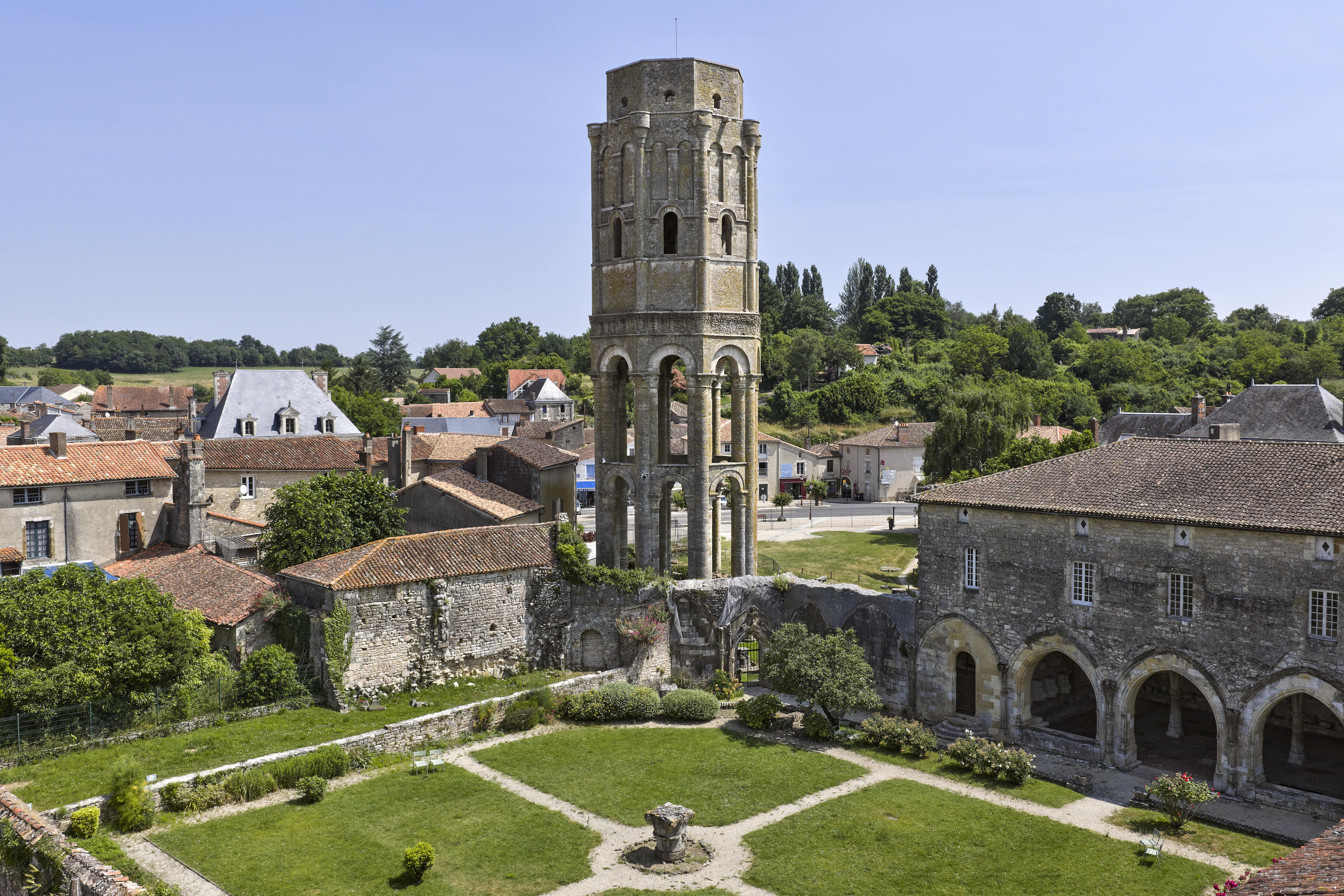 Visite libre de l'abbaye de Charroux