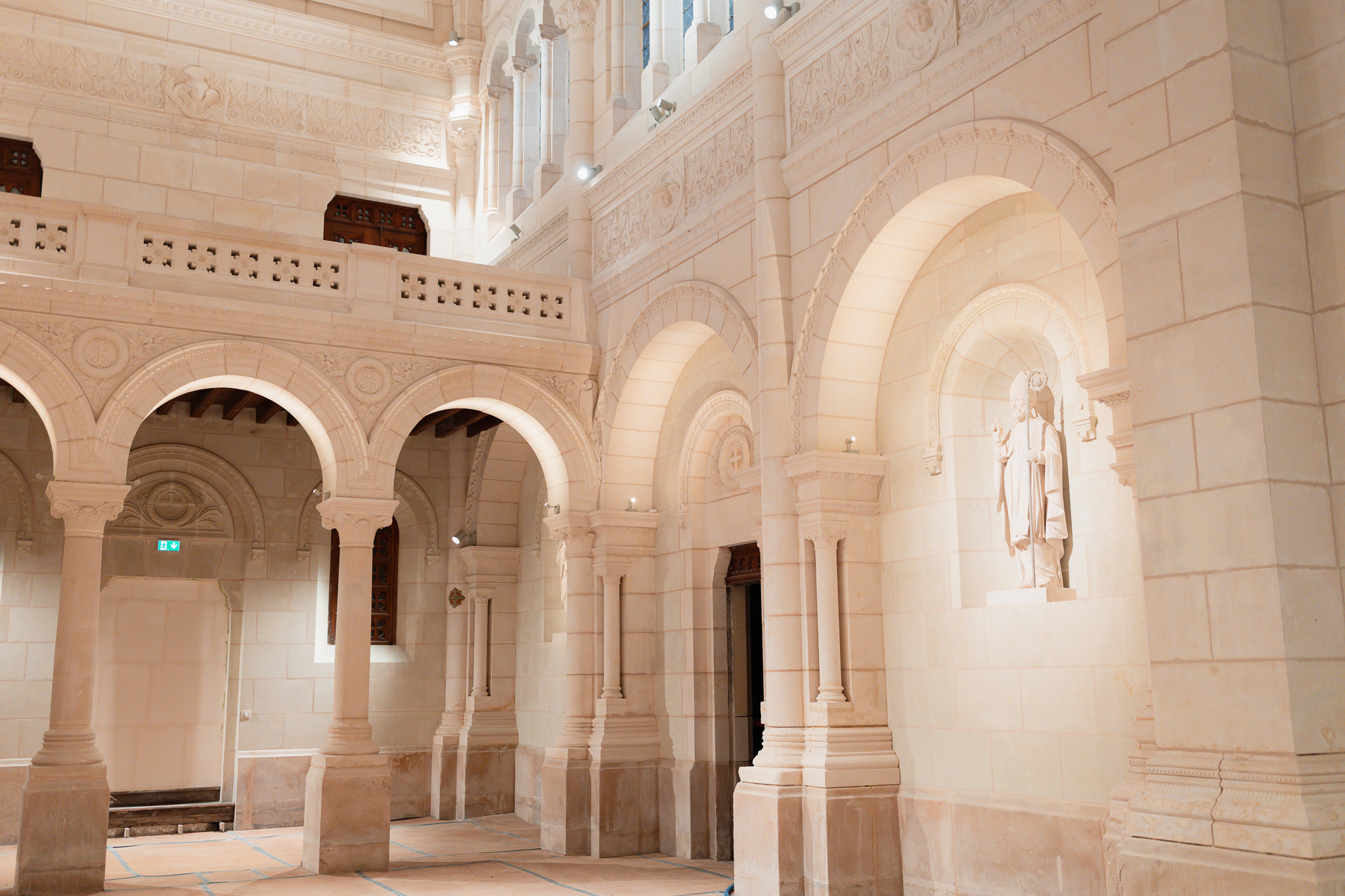 Présentation de l’Espace Saint-Julien, un lieu intergénérationnel, social et éducatif : accès au parc et à la chapelle partiellement restaurée.