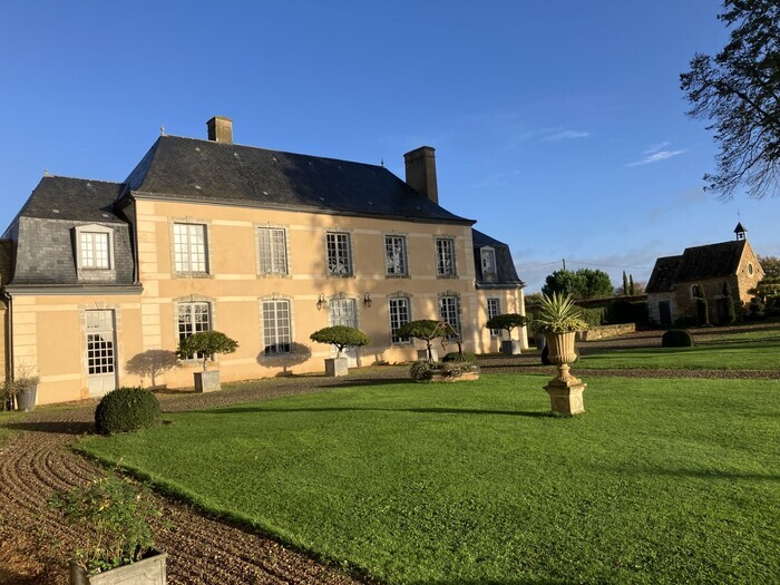 Visite guidée d'un ensemble architectural résidentiel et agricole typique mais rare du XVIIIème siècle dans le Maine.