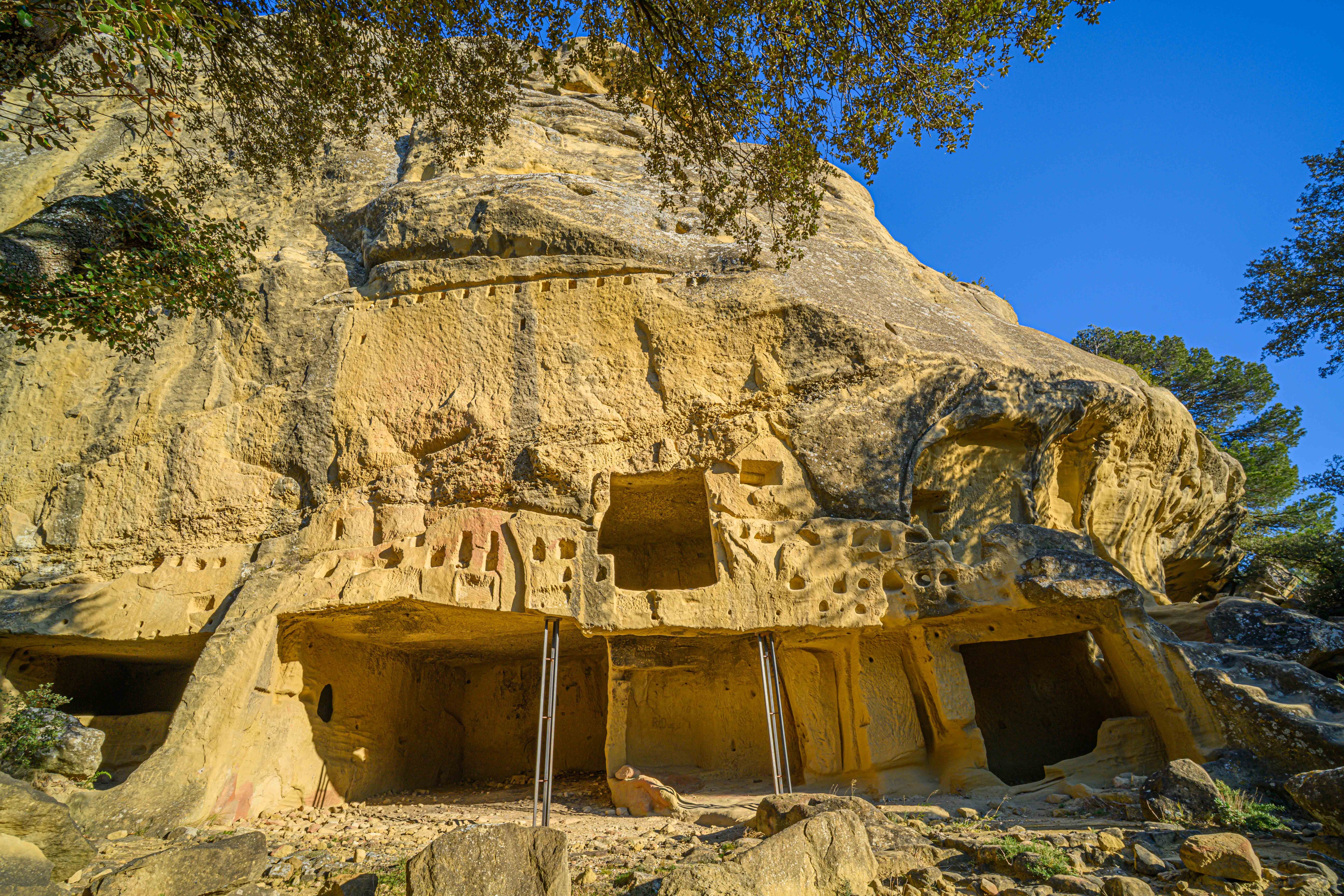 Visite commentée dans le site troglodytique médiéval de Calès