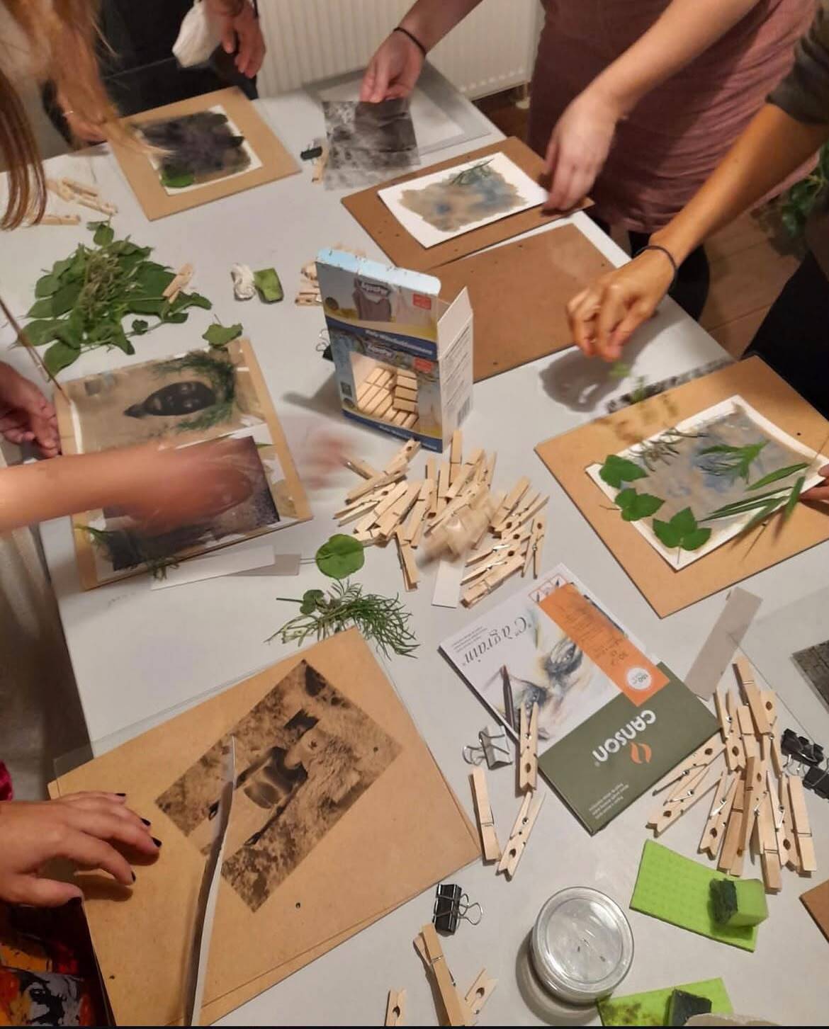 Atelier initiation au cyanotype par Eséfania Henriquez - festival MUSIC'LY