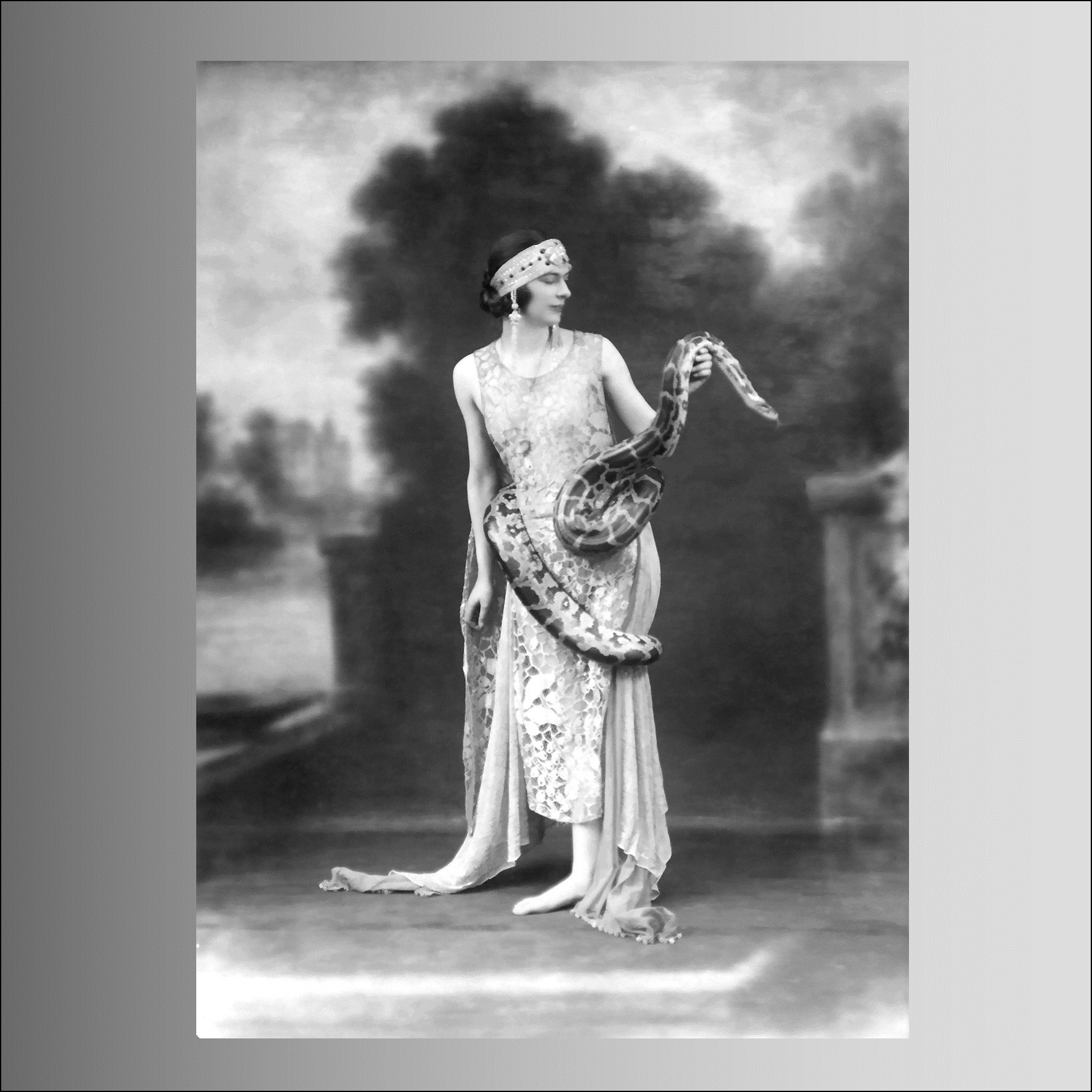 Sarah Caryth, du noir et blanc au noir et rose