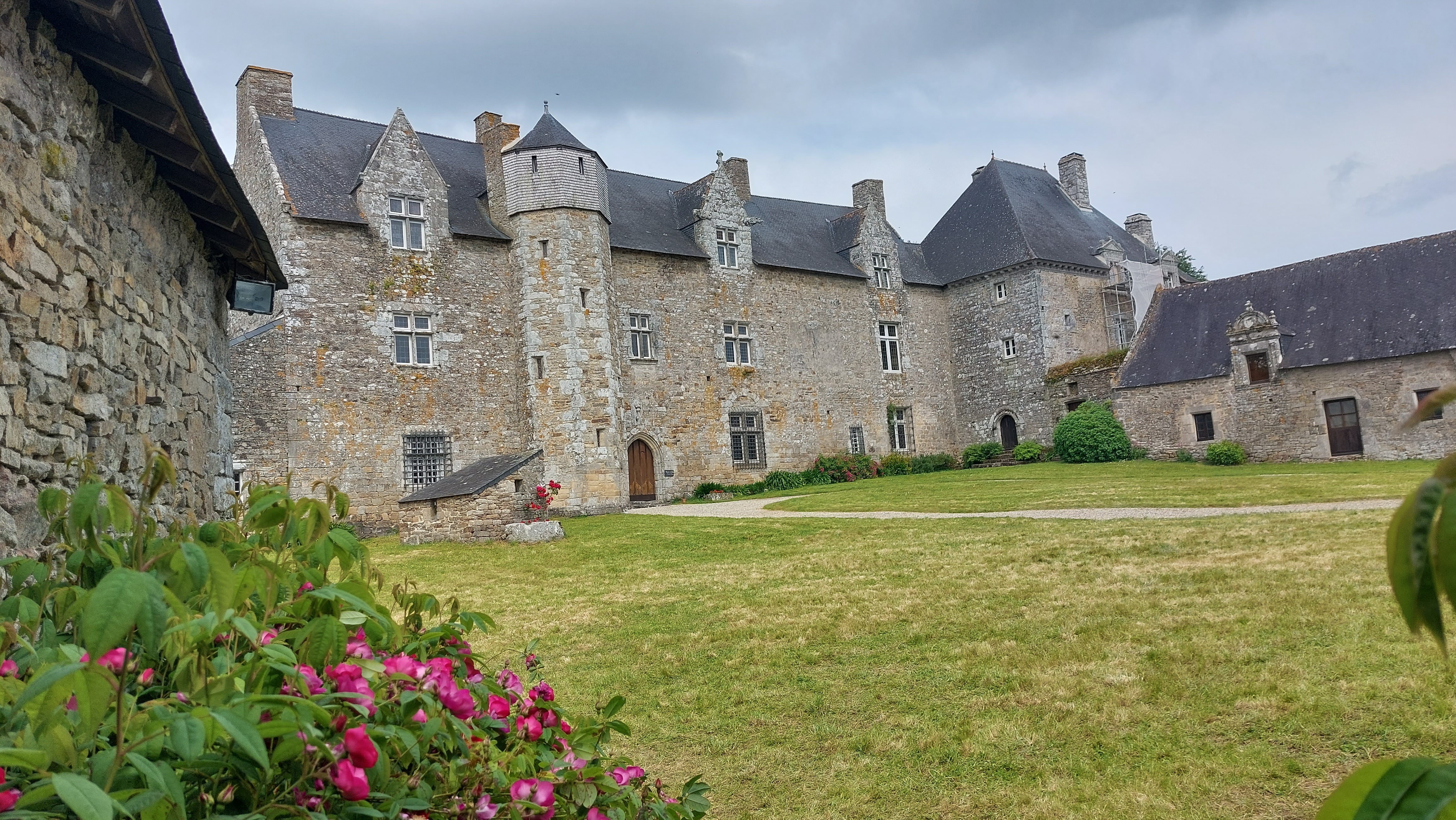 Visite guidée de l'intérieur et de l'extérieur du manoir