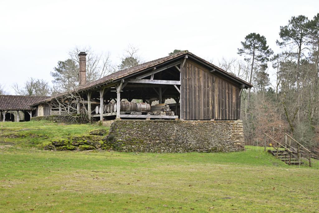 Visite commentée d’un ancien atelier de distillation de la gemme récemment rénové