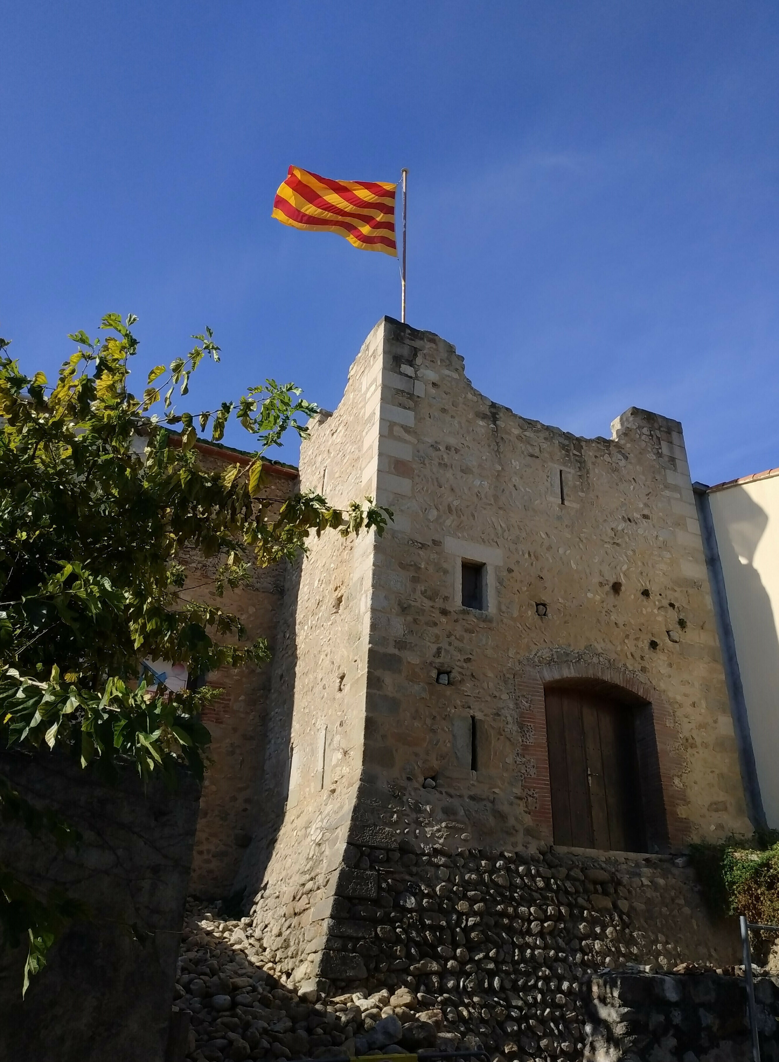 Visite commentée des travaux de restauration d'une tour de défense des remparts de la citée médiévale fortifiée d'Argelès