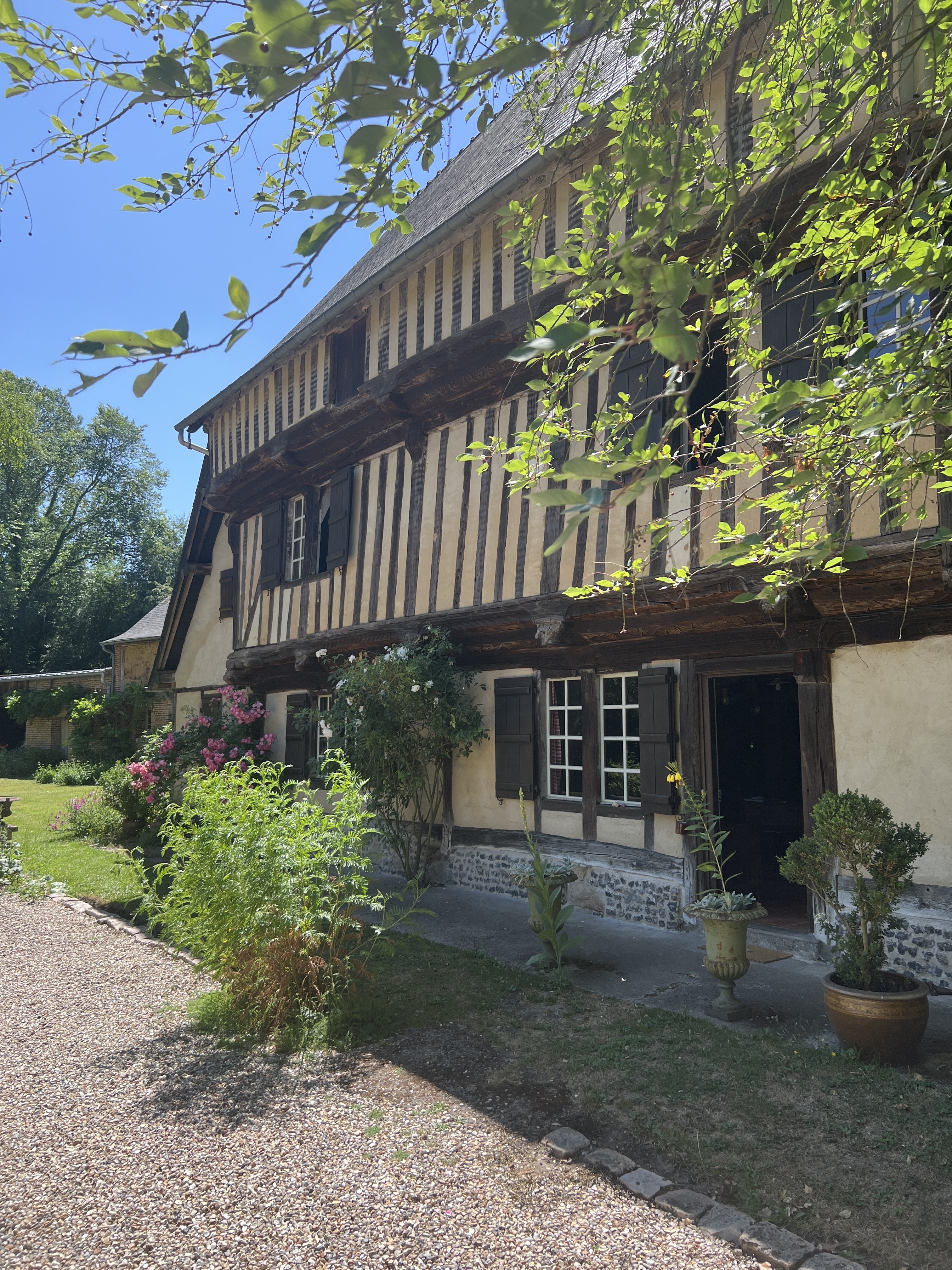Découverte d’un manoir du XVe siècle en pans de bois et torchis en Picardie Verte