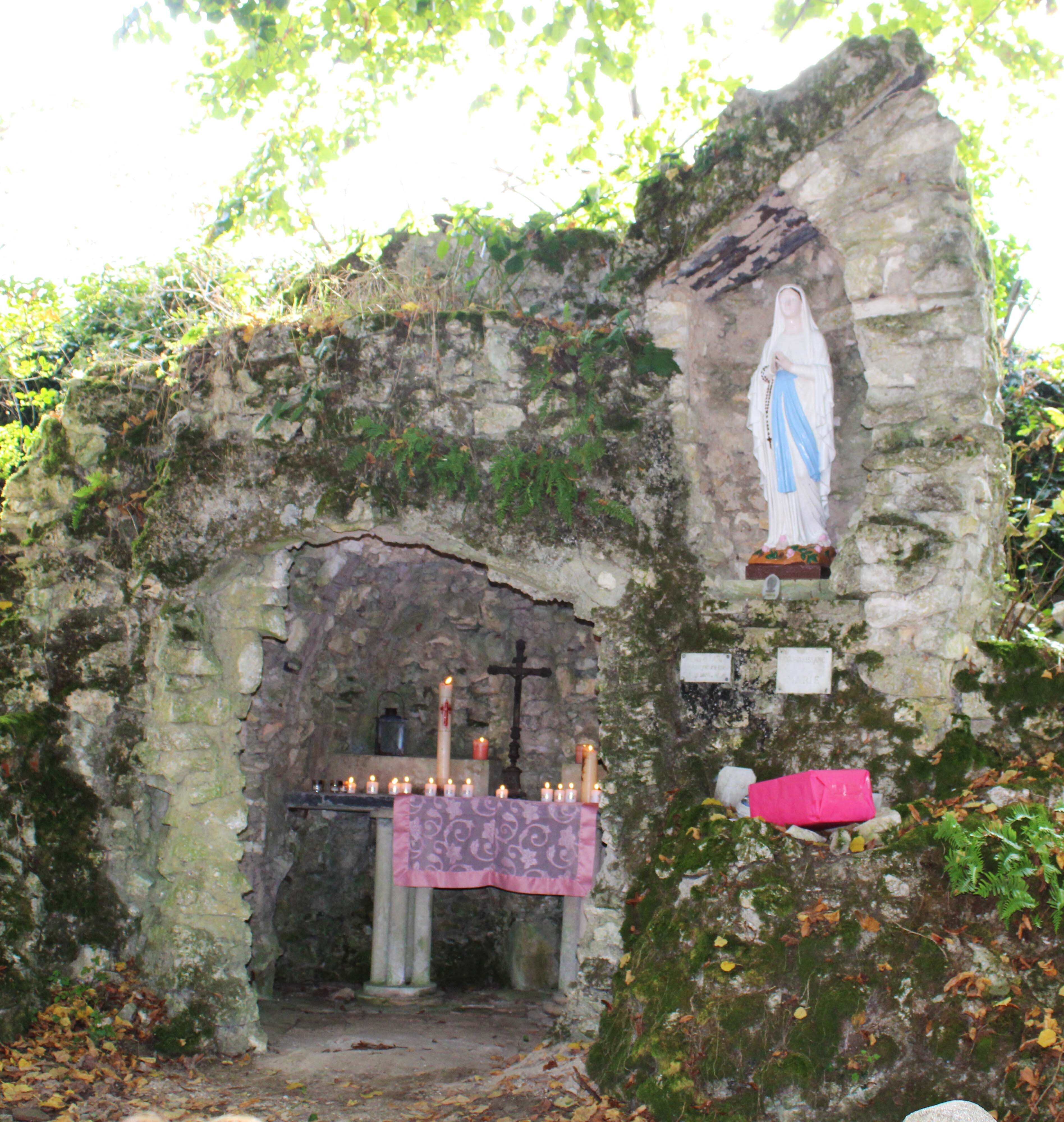 La grotte de Marie, nichée dans un jardin